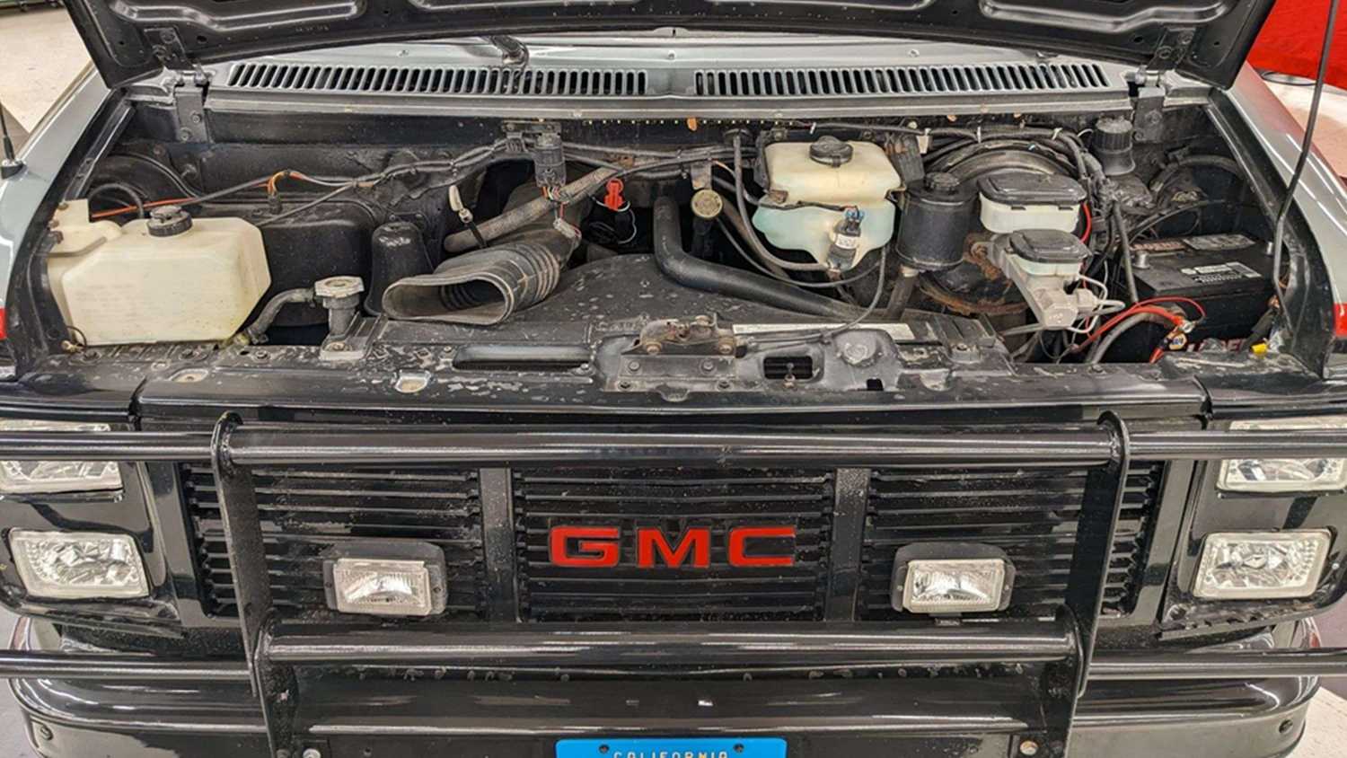 1984 GMC Vandura задняя часть двигателя верхняя часть