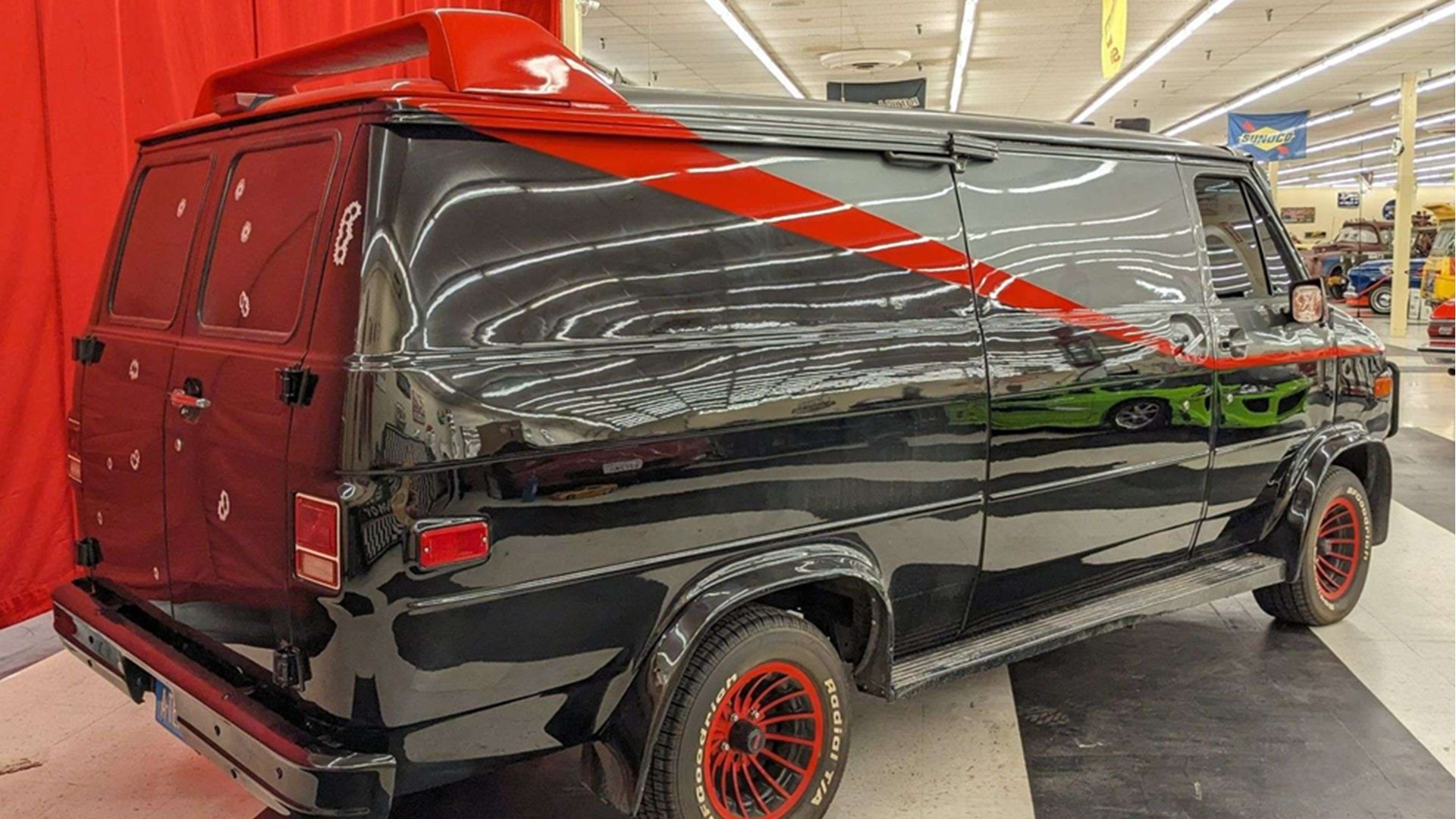 Черный GMC Vandura 1984 года сзади