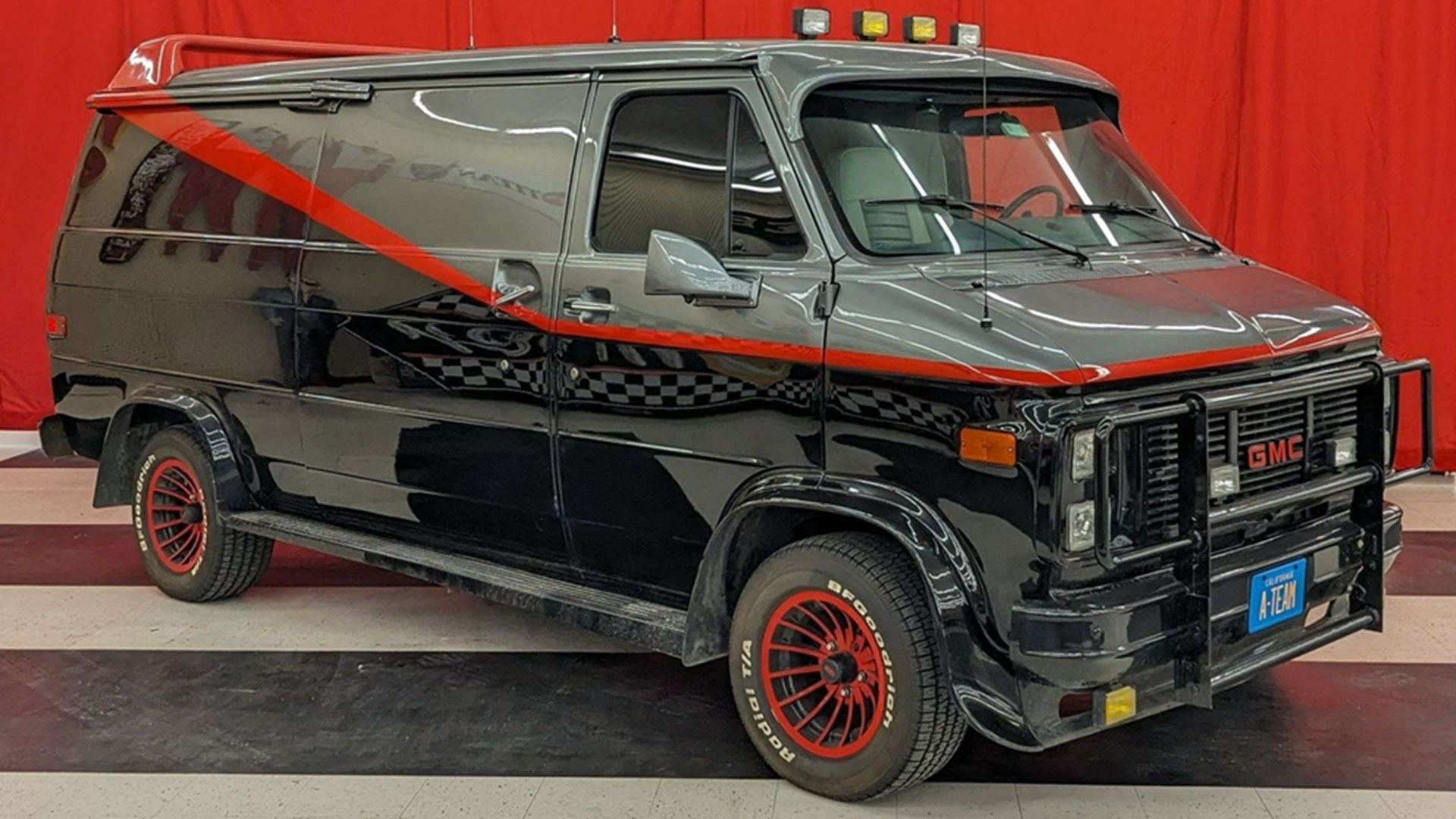 Черный GMC Vandura 1984 года