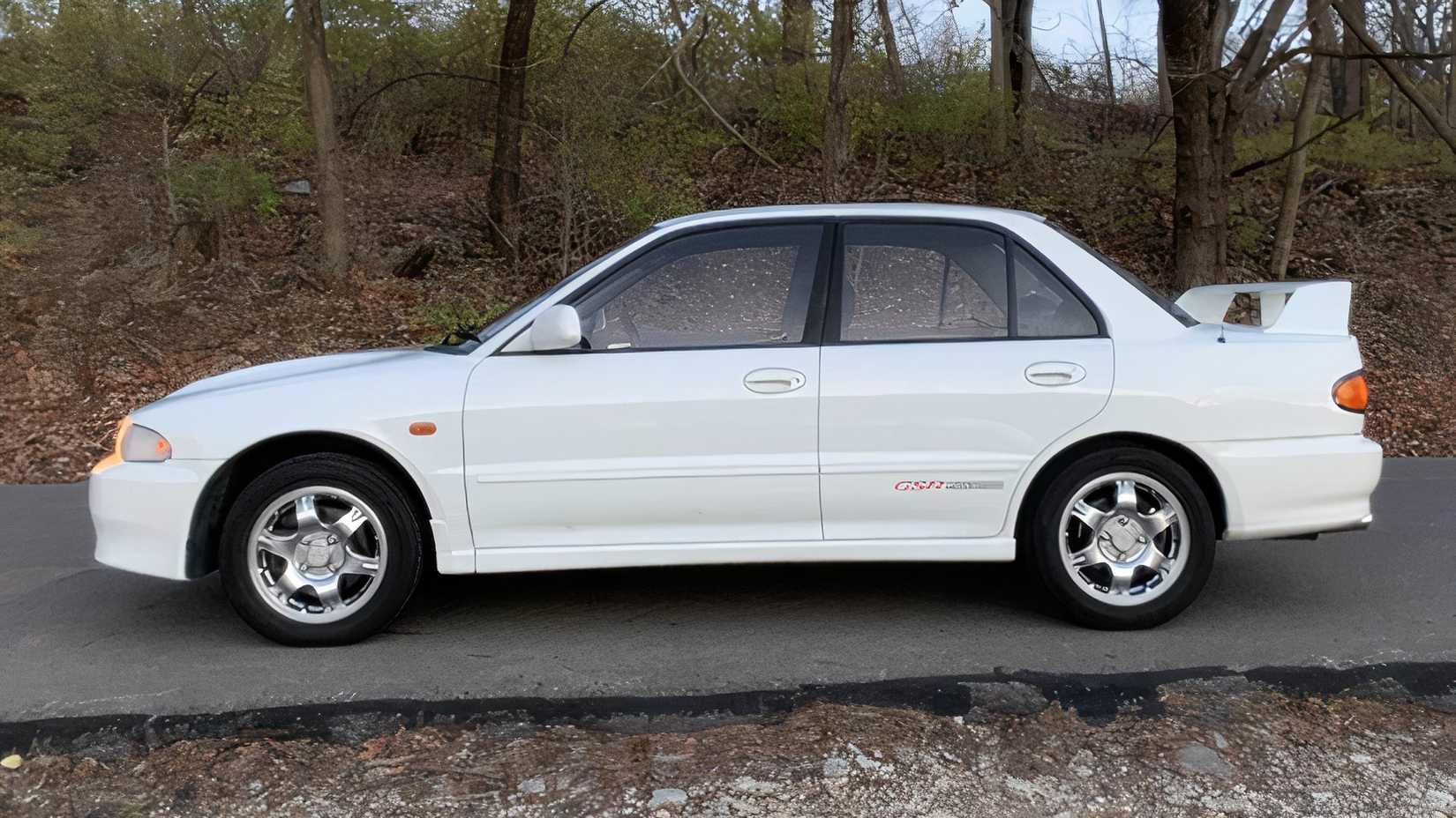 White 1992 Mitsubishi Lancer Evo I side