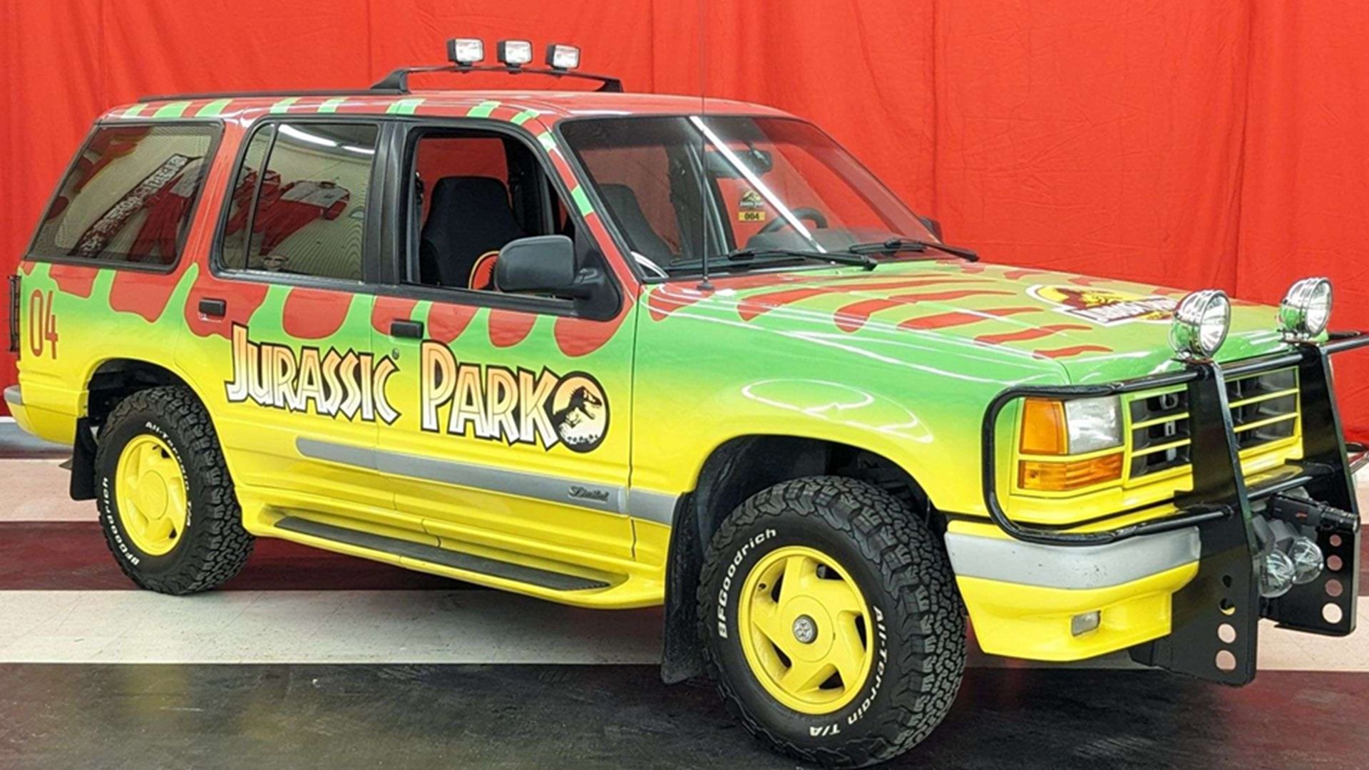 Желтый Ford Explorer 1994 года
