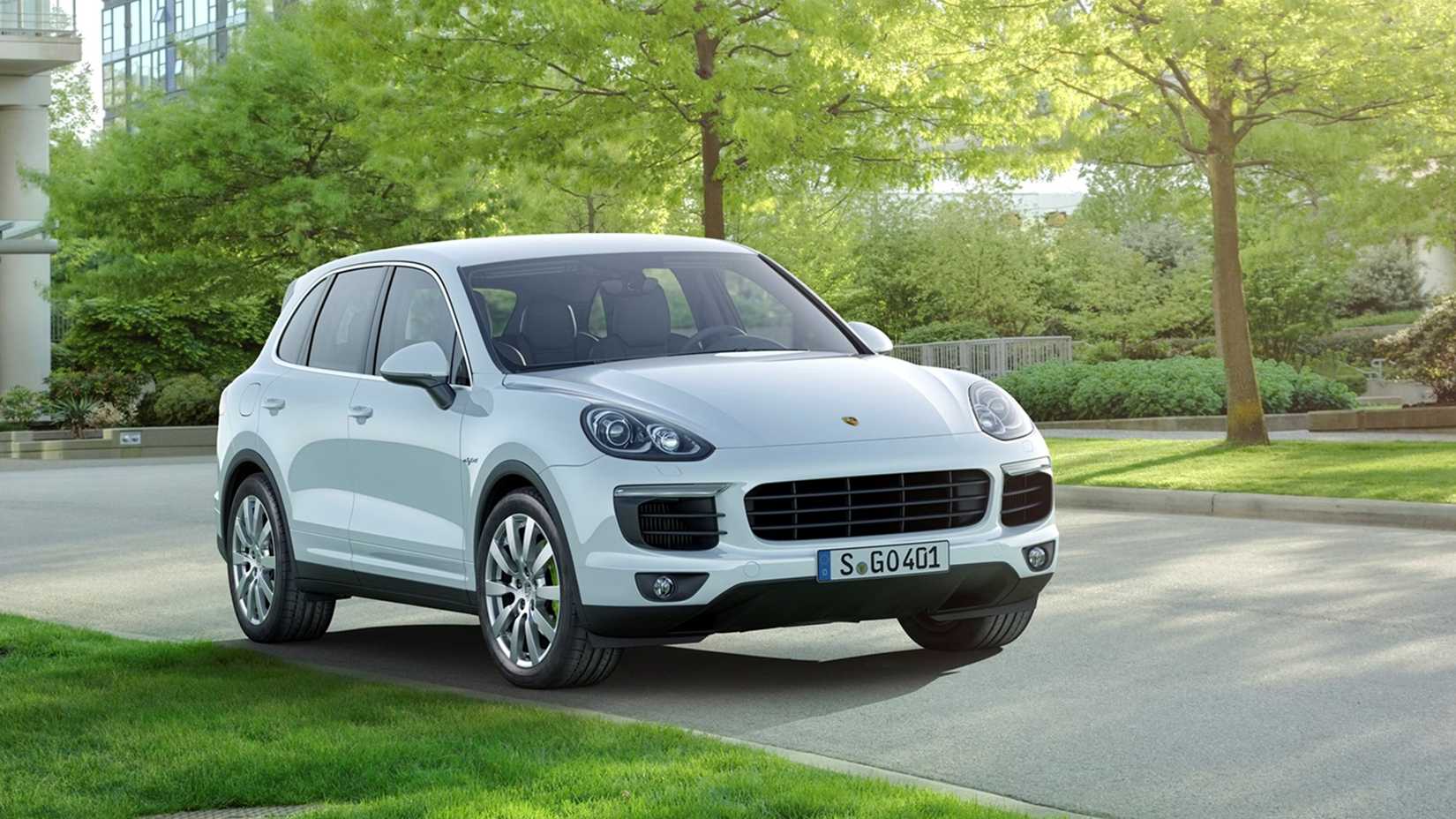 White 2015 Porsche Cayenne S E-Hybrid