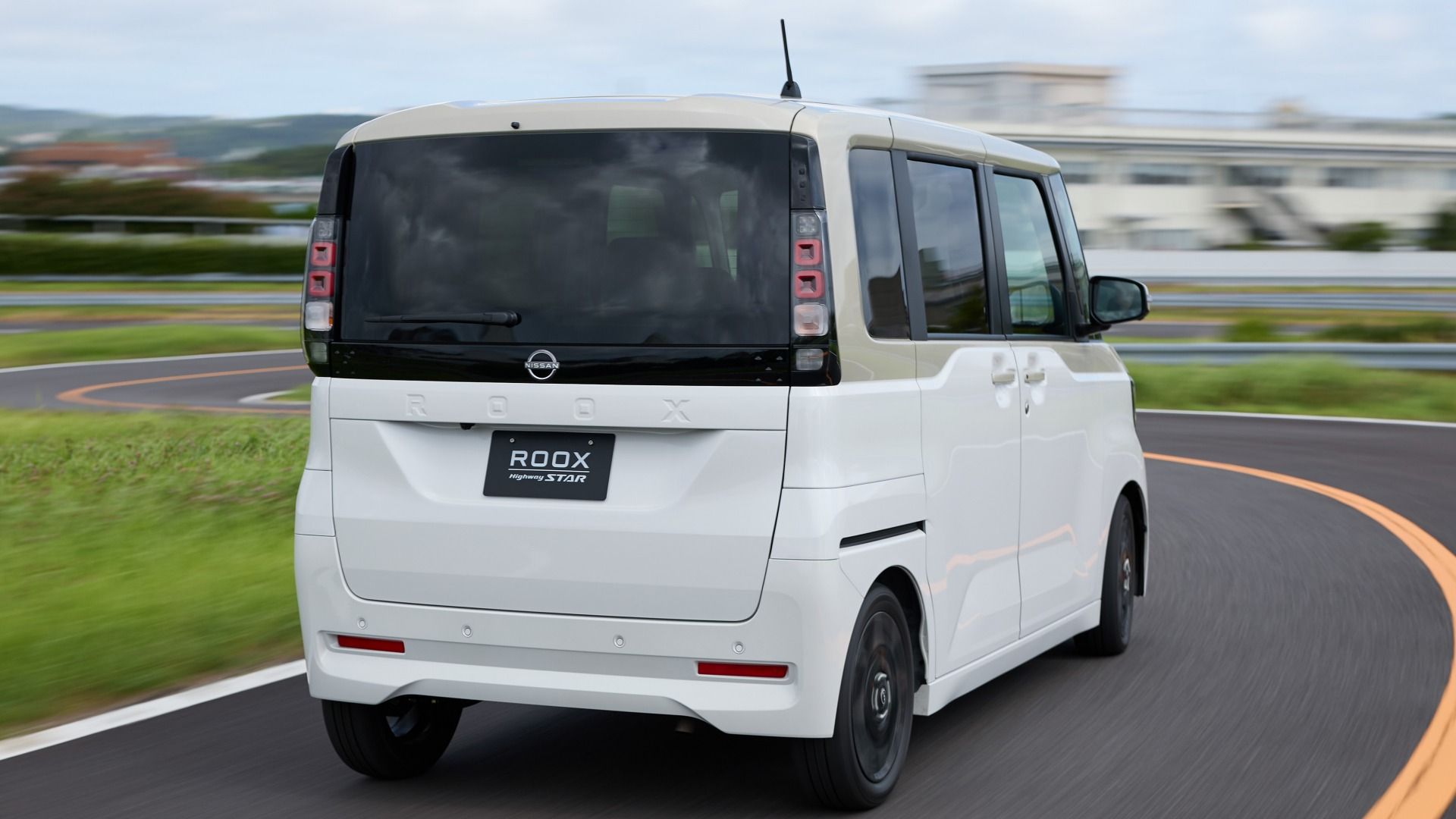 Giant Screens Are Coming For Japan's Tiny Kei Cars Thanks To Nissan Giant Screens Are Coming For Japan's Tiny Kei Cars Thanks To Nissan