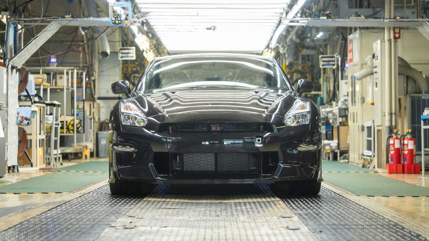 Final Nissan Gt R R35 The Final R35 Nissan GT-R Rolls Off The Production Line After 18 Years ...