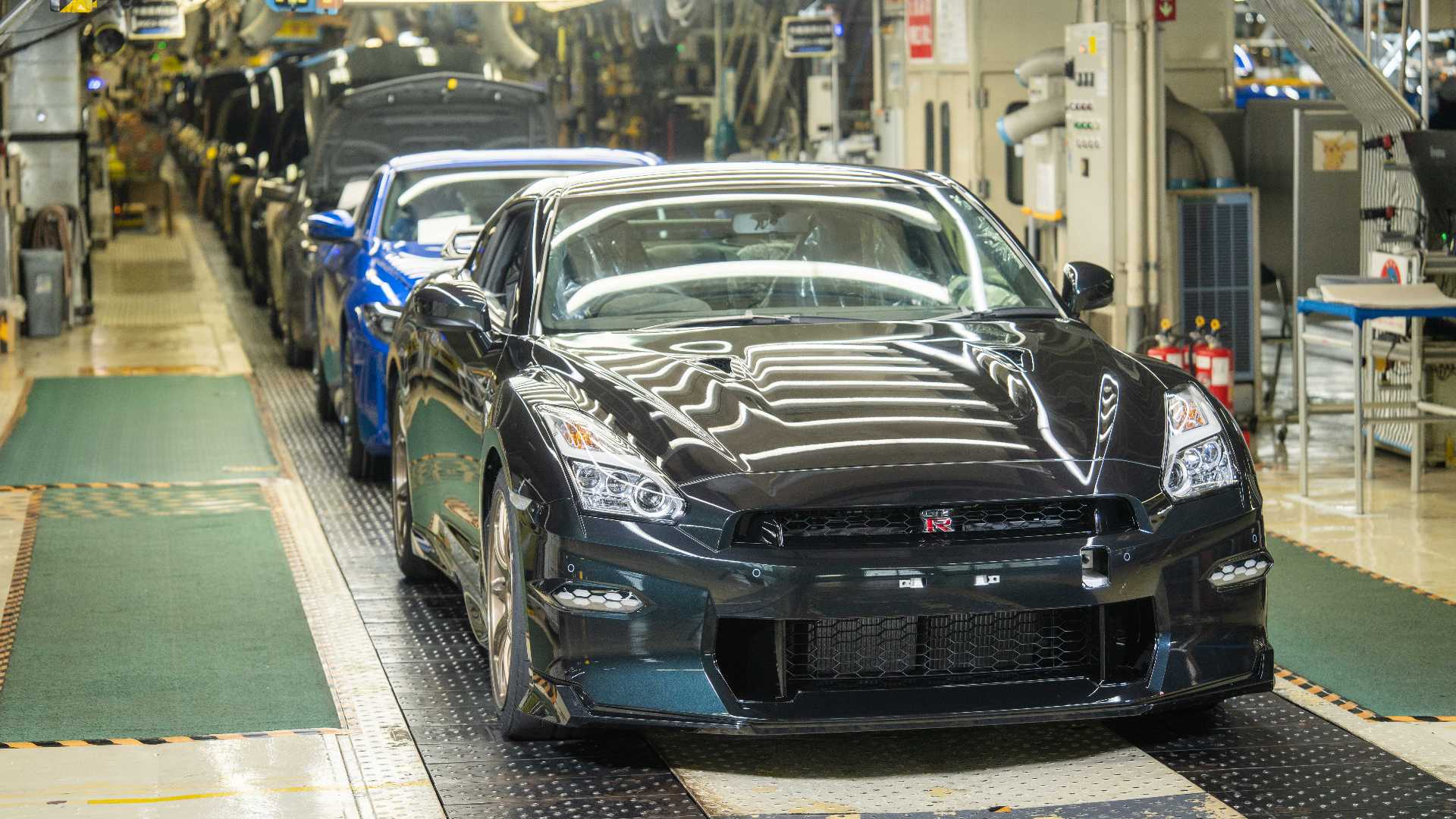 Final Nissan Gt R R35 The Final R35 Nissan GT-R Rolls Off The Production Line After 18 Years ...