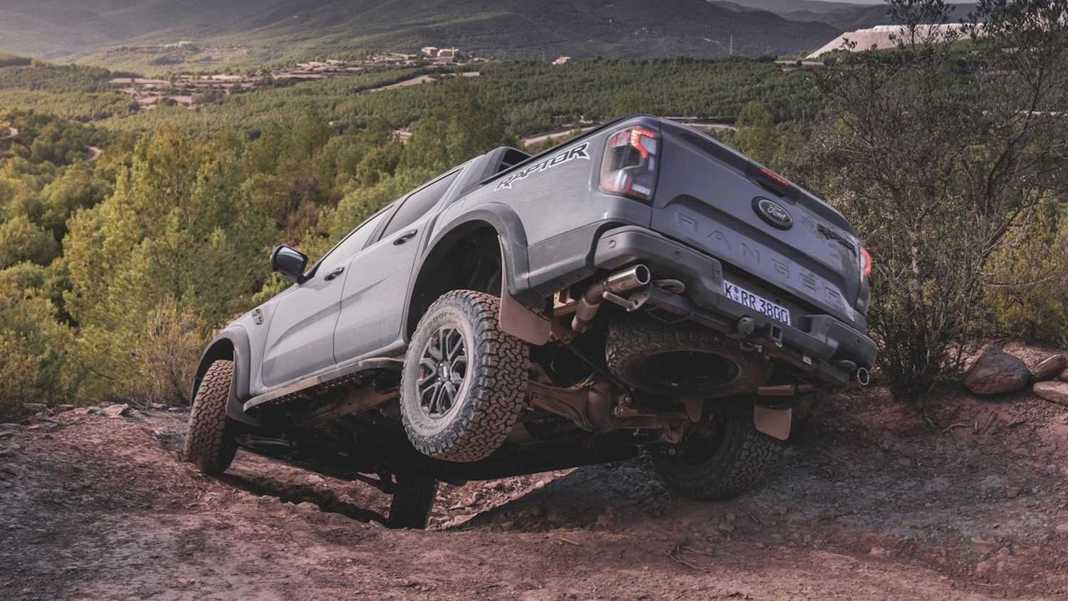 Ford Ranger Raptor 2023 года, вид сзади, три четверти