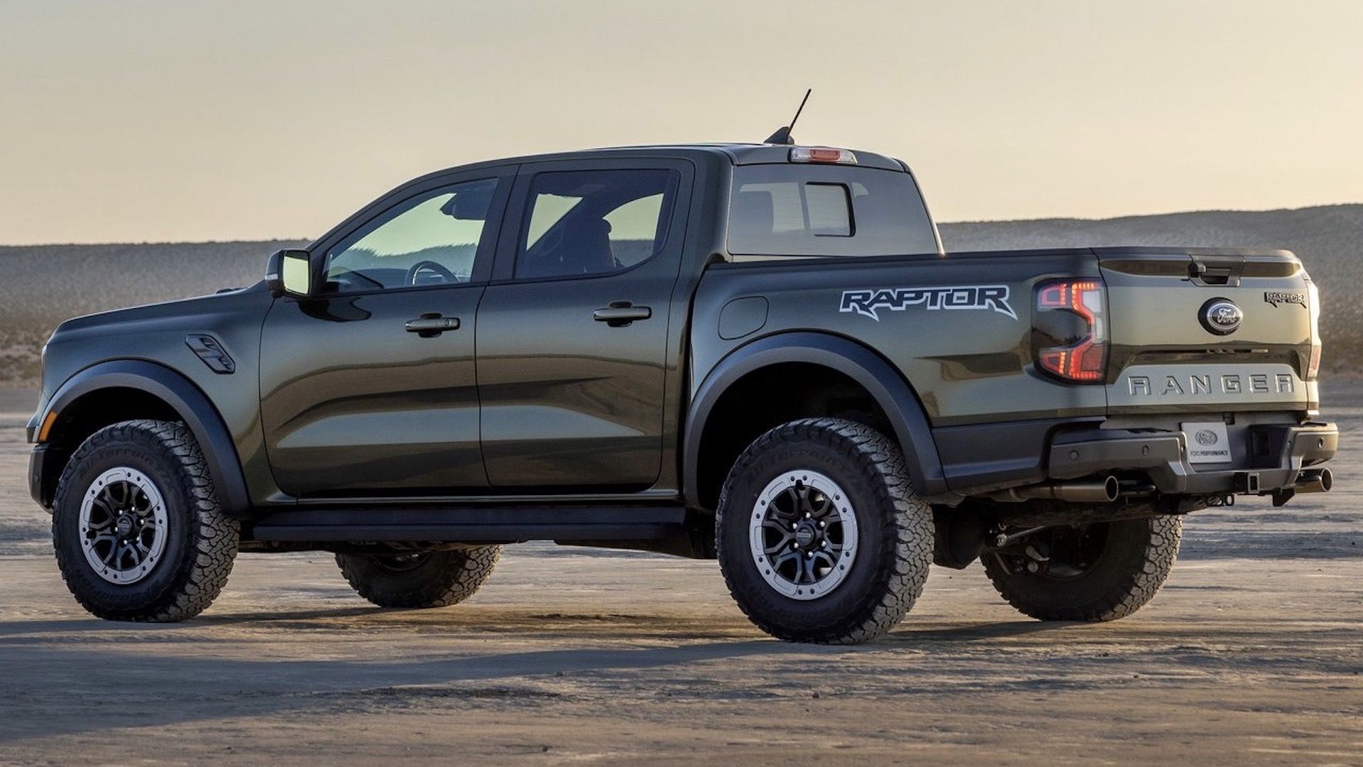 Ford Ranger Raptor 2023 года, вид сзади, сбоку