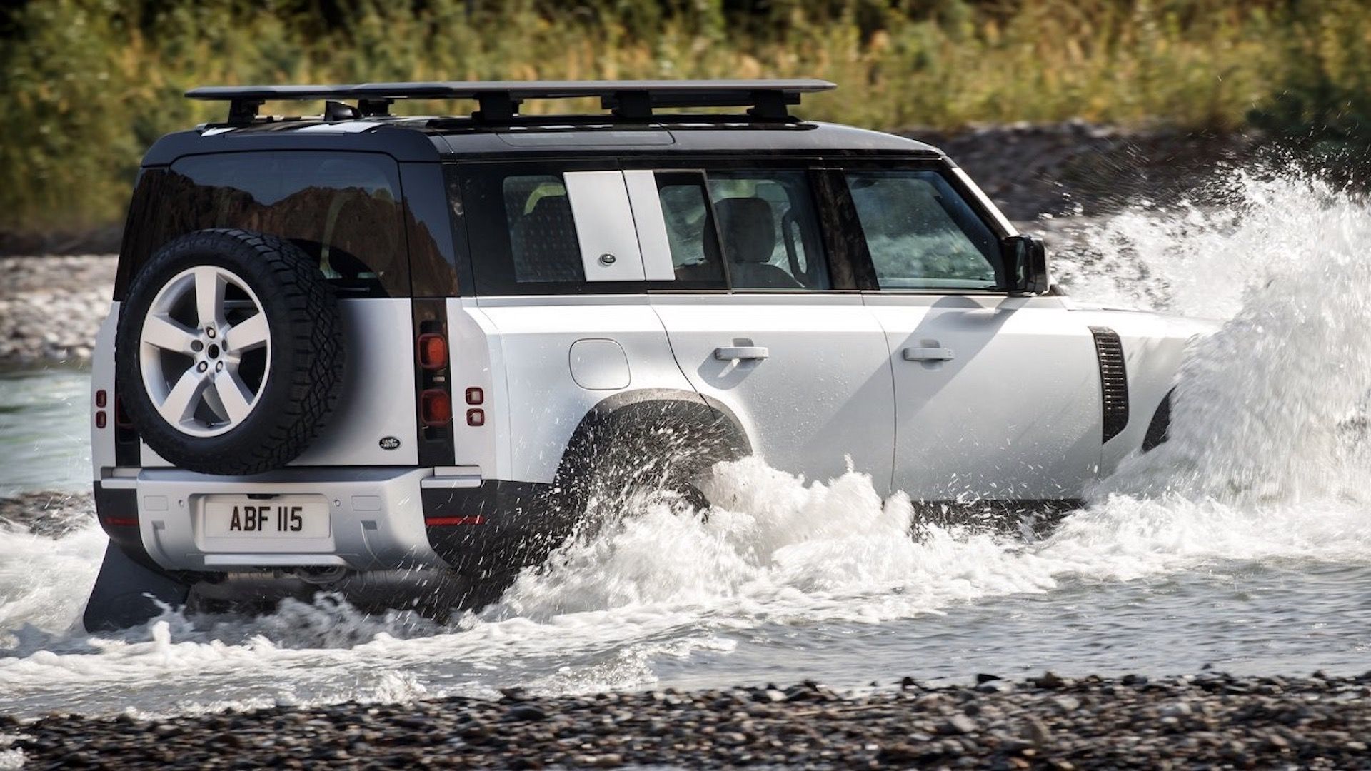 Land Rover Defender 110 2020 года, вид сзади и сбоку