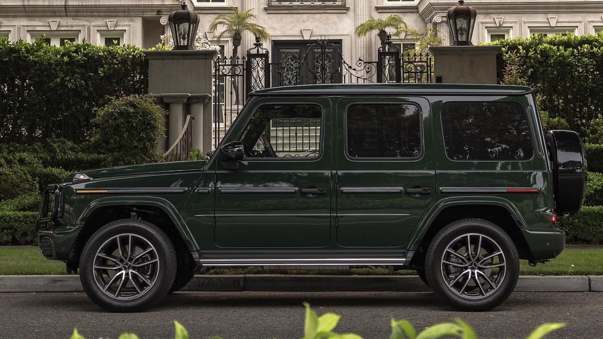 Mercedes-Benz G550 2025 года, вид сбоку