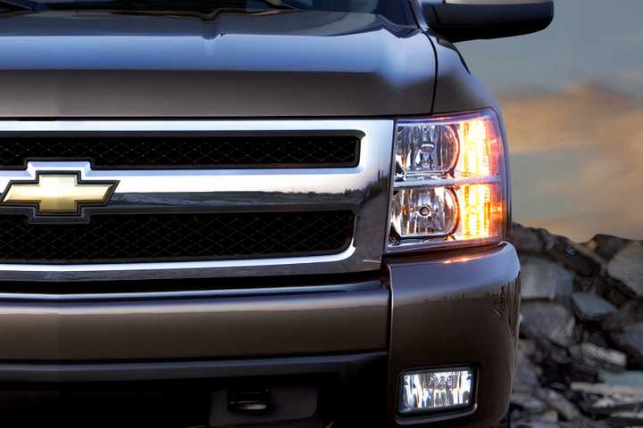 2007\_chevrolet\_silverado\_full\_frontal silver