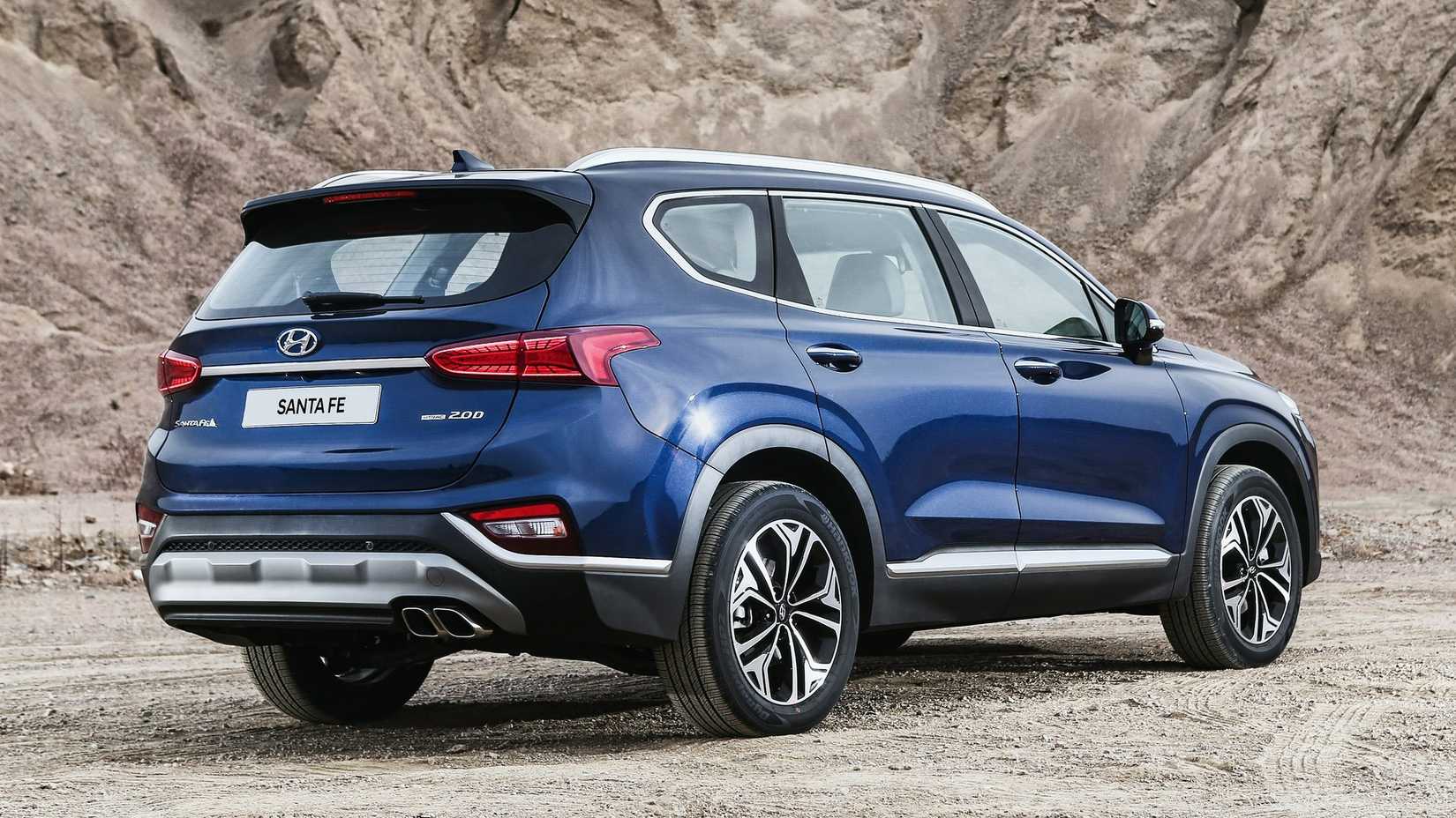 2019_hyundai_santa_fe_rear