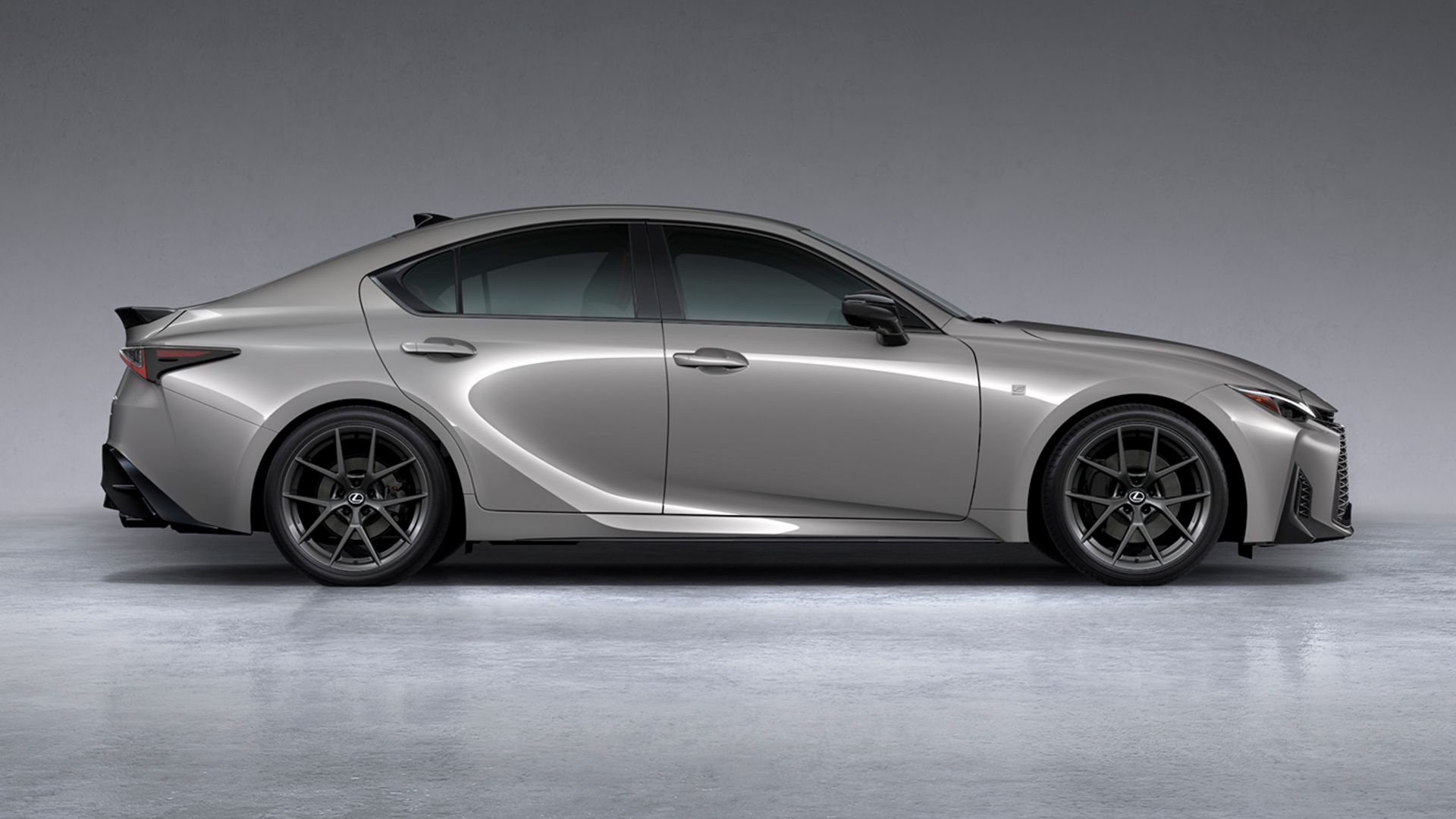 Lightweight 19-inch aluminium F Sport wheel design.