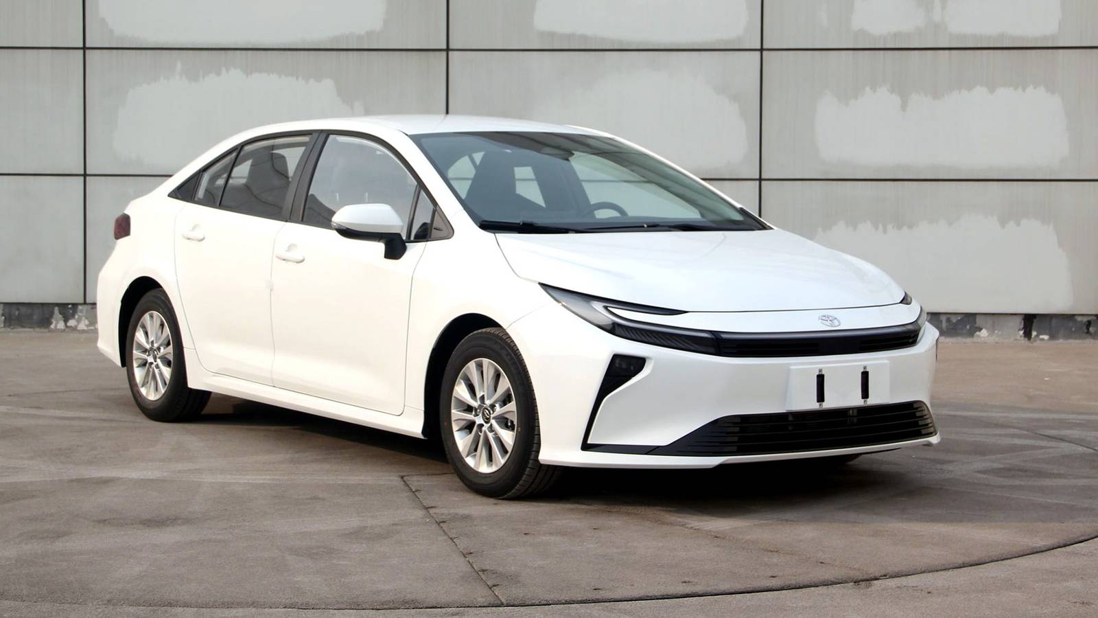 Новая Toyota Corolla 2026 с дизайном Prius и гибридом