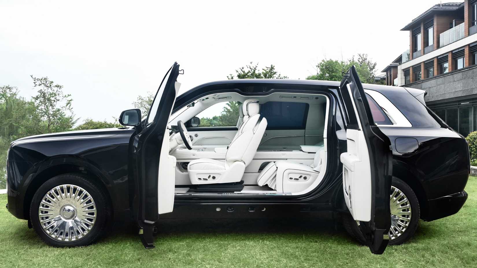Dreame SUV side doors open