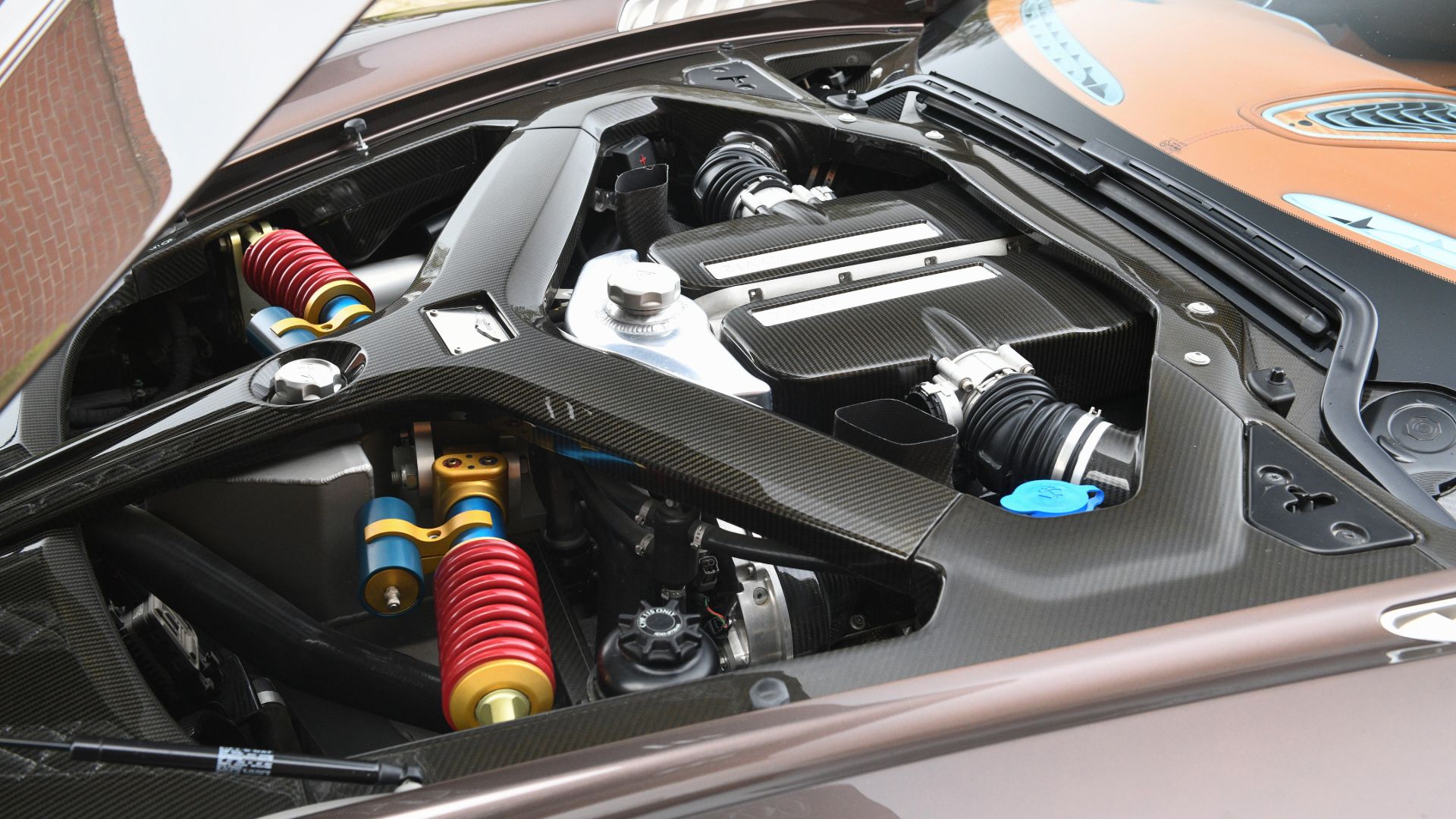 Cosworth wykonał magię swojego silnika i zbudował największy nowoczesny północnoamerykański V12 dla Aston Martina