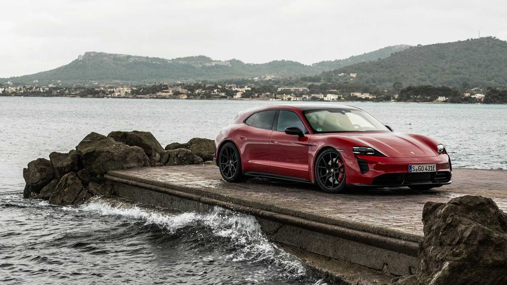 Porsche-Taycan_GTS_Sport_Turismo-2022-4