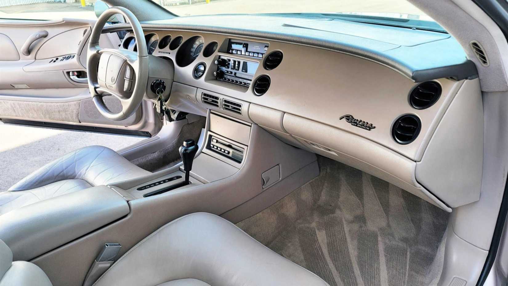 1995_buick_riviera_interior