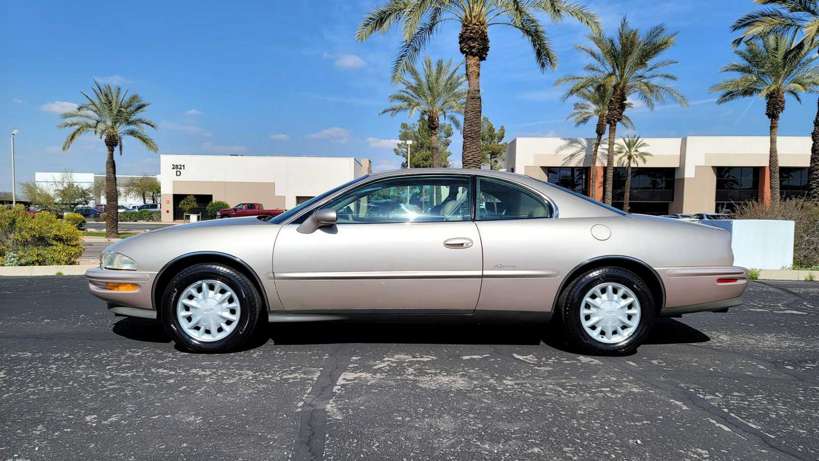 1995_buick_riviera_side