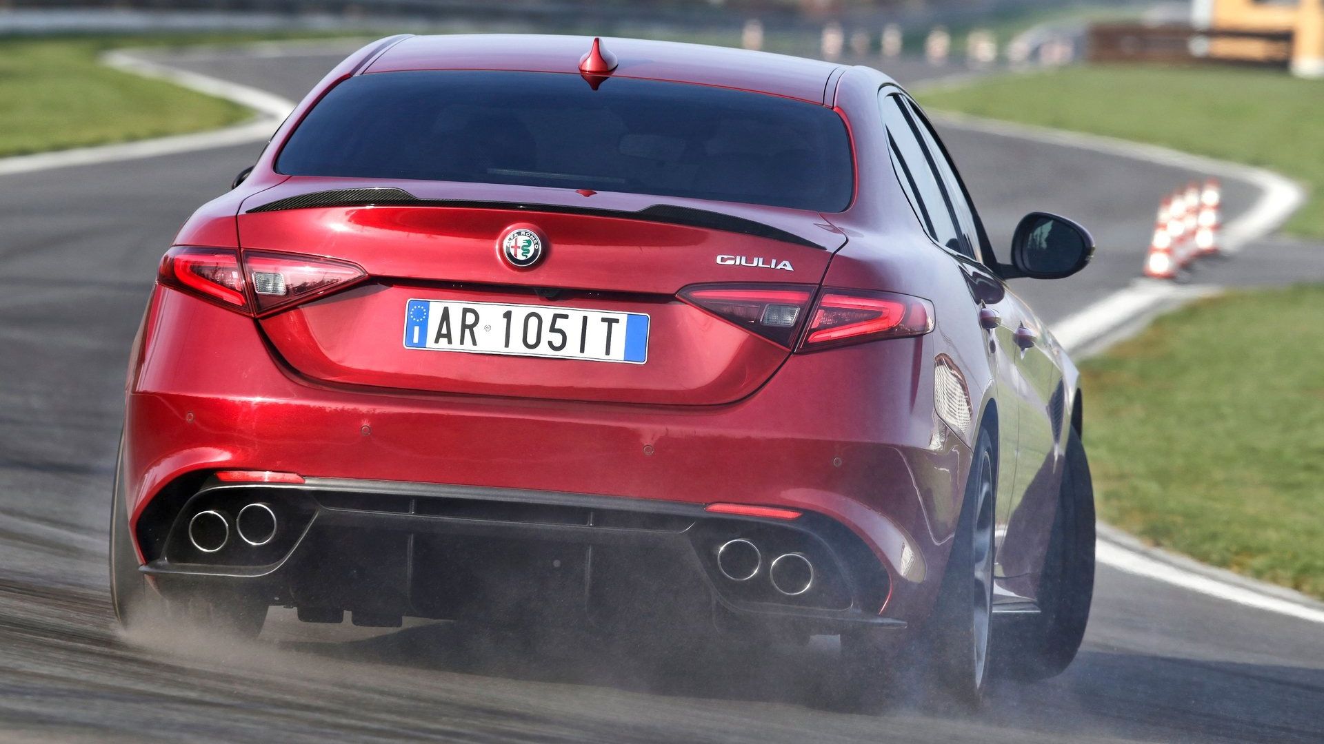 505 KM, silnik Ferrari i 10 tys. dolarów taniej: dlaczego sportowy sedan Alfy przyprawia BMW M3 o ból głowy