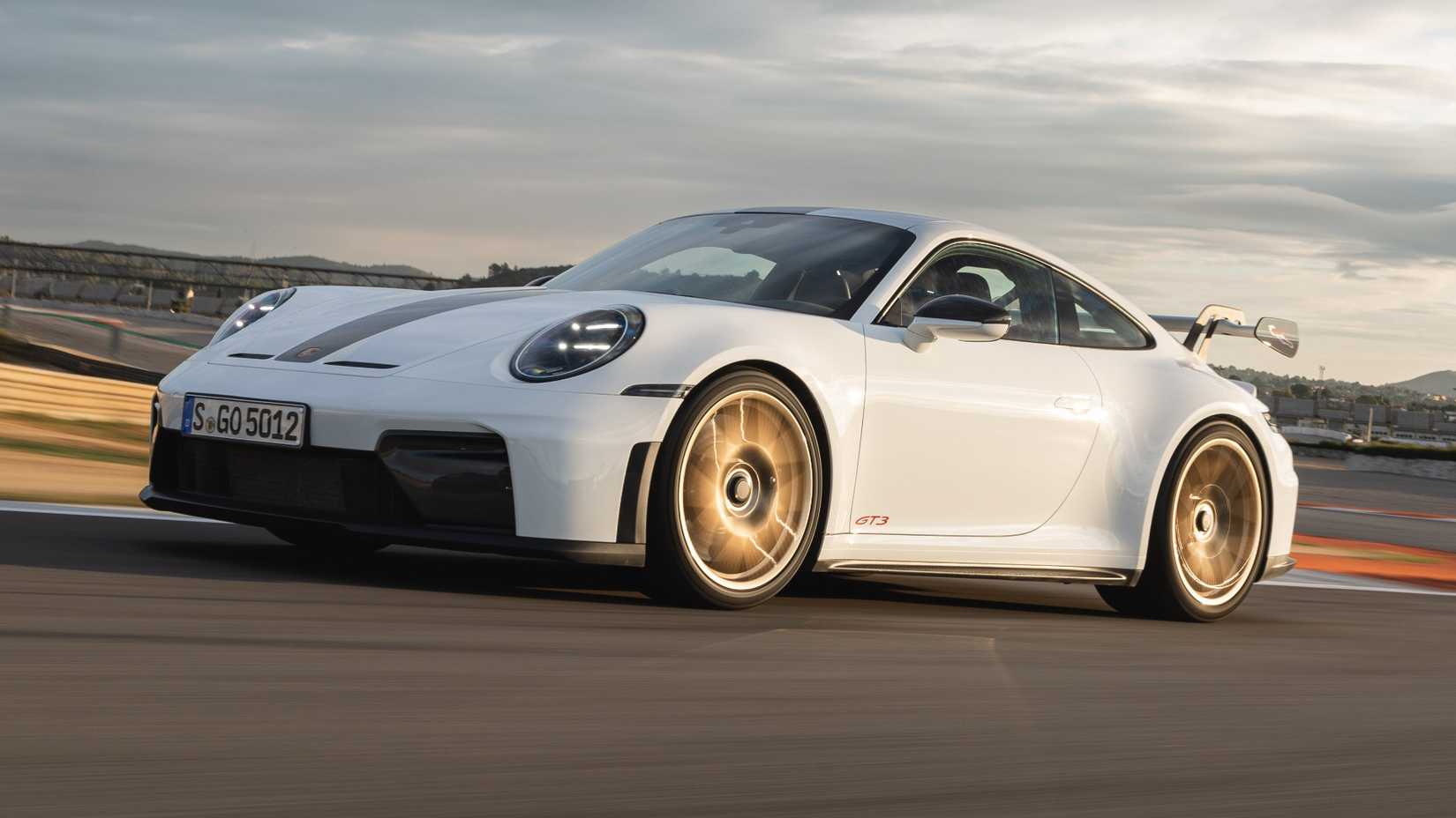 Richard Hammond Returns To The Top Gear Test Track For A Classic Review