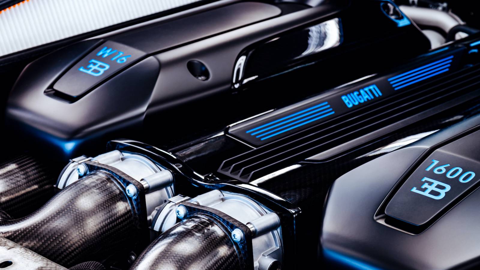 Un'auto di lusso con motore W16 e un'auto futura con motore ibrido V16, con dettagli tecnici e design estremi
