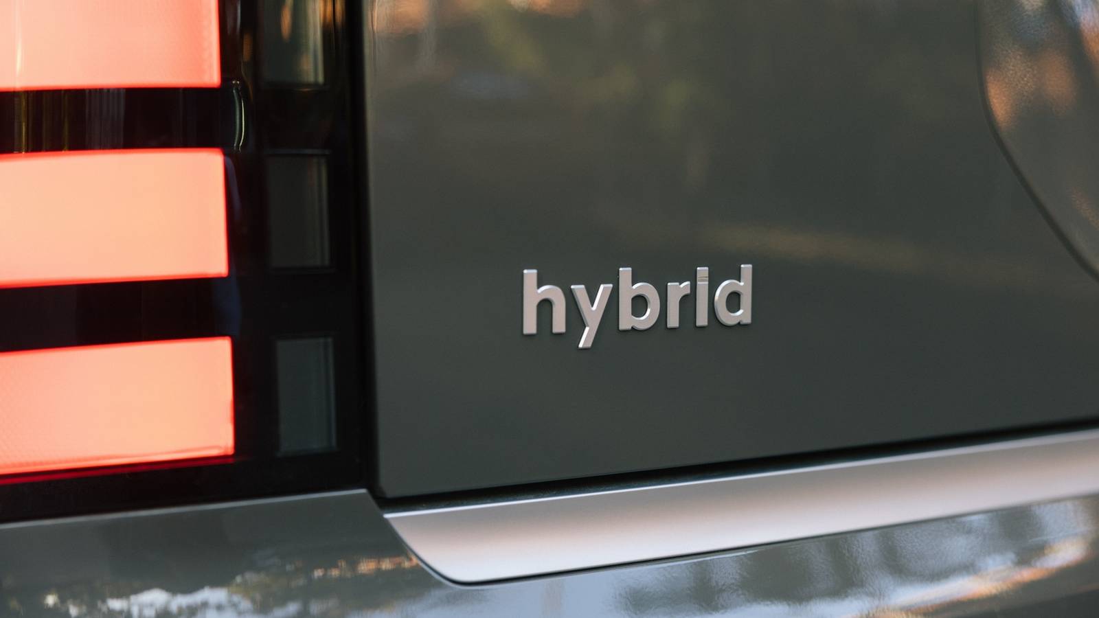Why Are ‘Old-School’ Hybrids Beating EVs at Their Own Game? The Reliability Irony No One Saw Coming