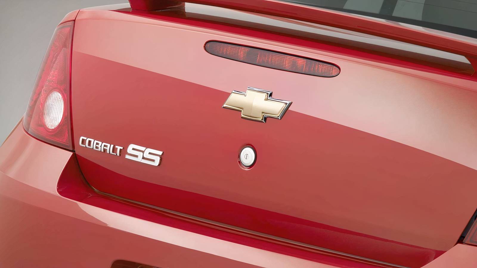 Chevrolet Cobalt SS in azione al Nürburgring, confronto con BMW M3 E46