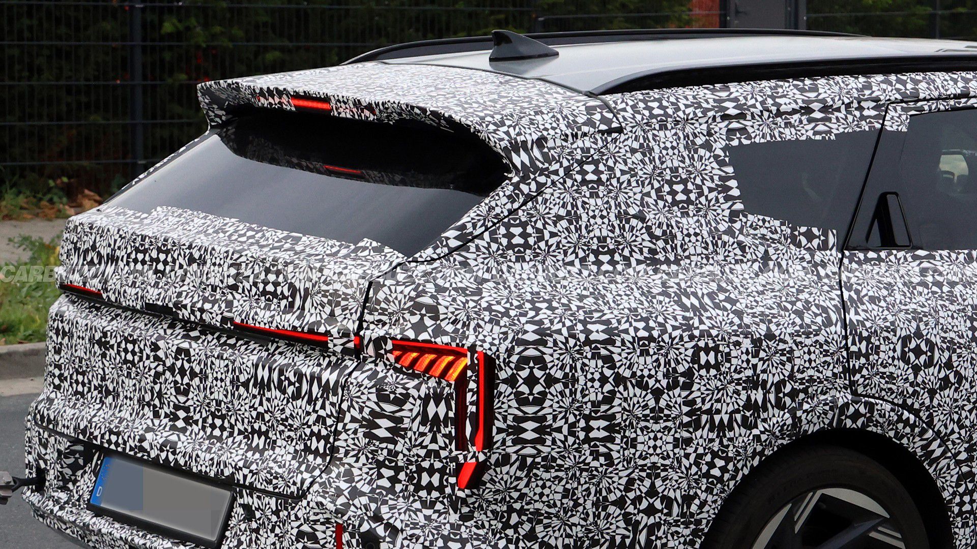 New Kia K4 Wagon Spy Photos Show The Long-Roof Almost Competely Uncovered