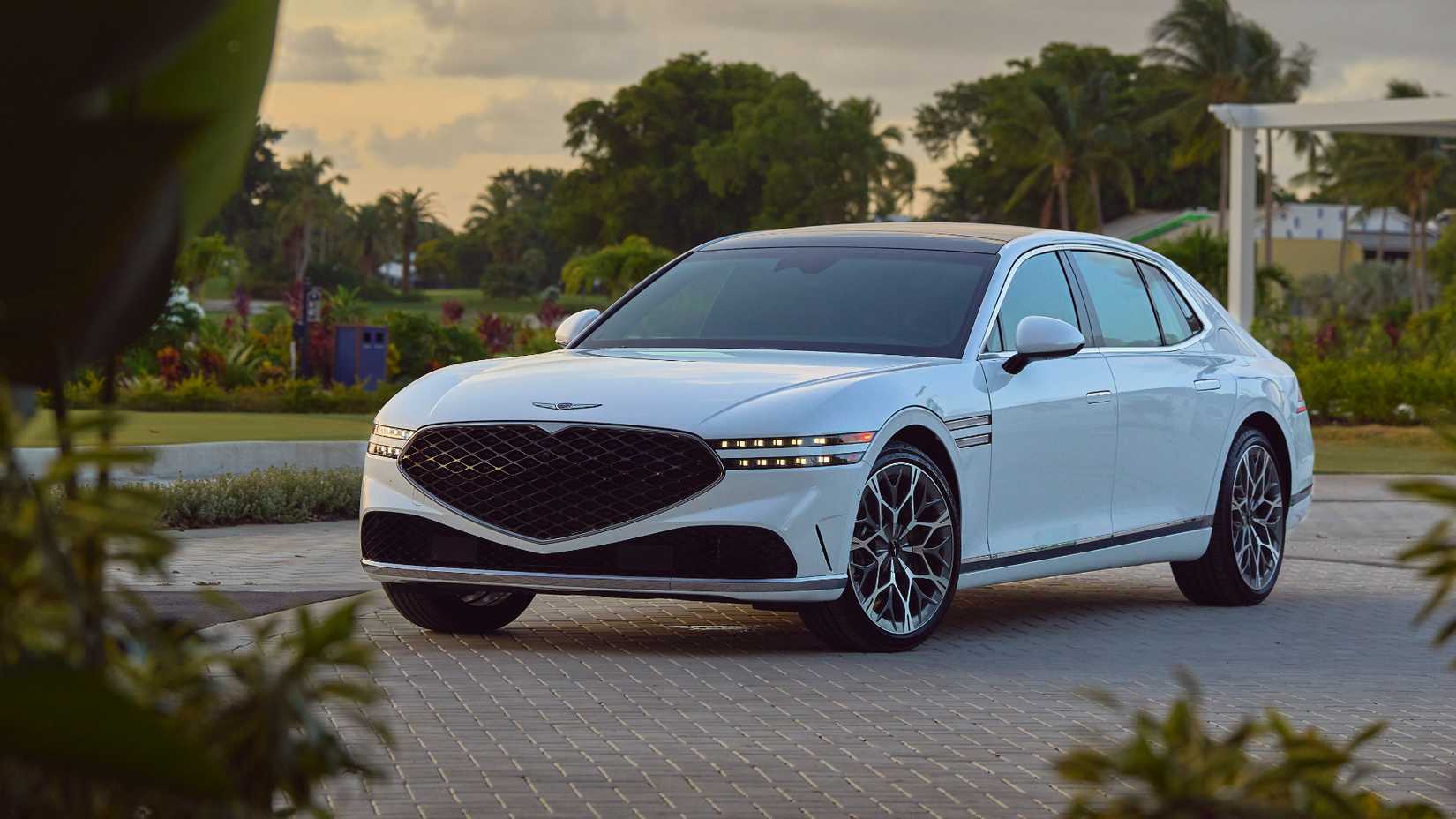2023-2025 Genesis G90 Sedan (10)