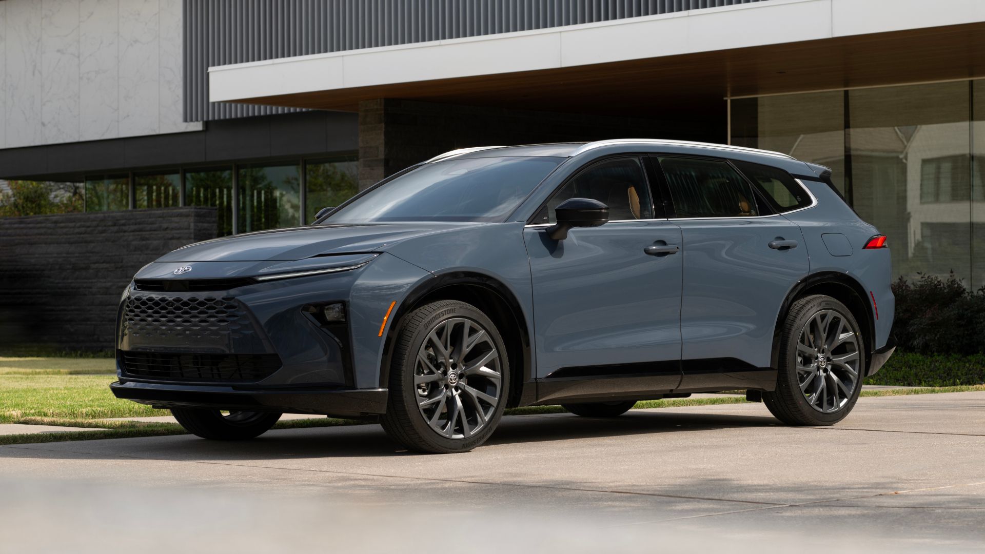 2026 Crown Signia Limited detail with new black-roof two-tone treatment