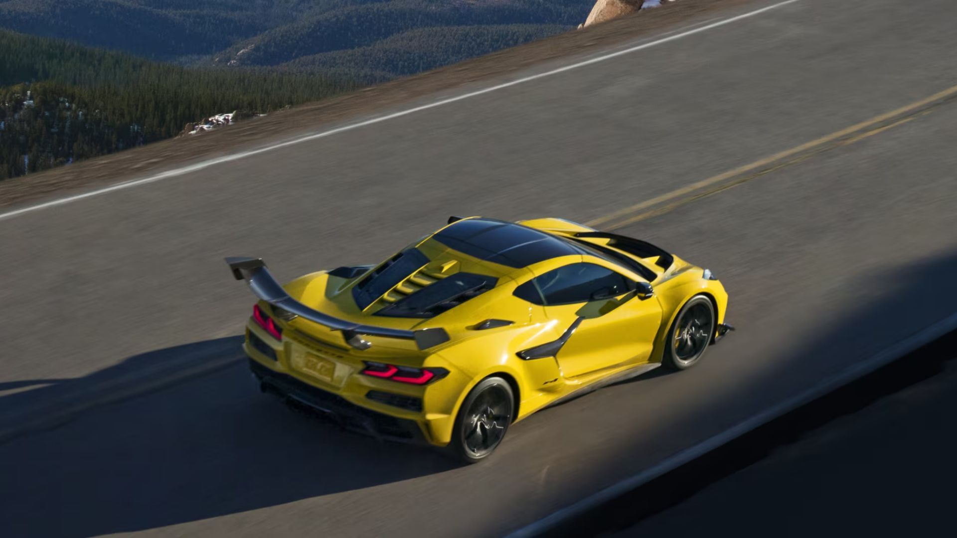Twin-turbo 5.5L LT7 flat-plane crank V8 producing 1064 hp