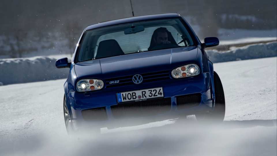 2008 Volkswagen R32 Pricing, Photos & Specs