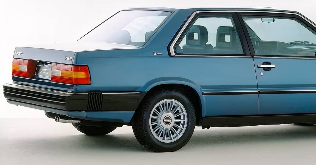 Modèle Réduit Volvo 780 Bertone 1977 Argenté à L'échelle 1:43 Par Triple9 - Neuf, Référence 43040, Collection Voiture Vintage