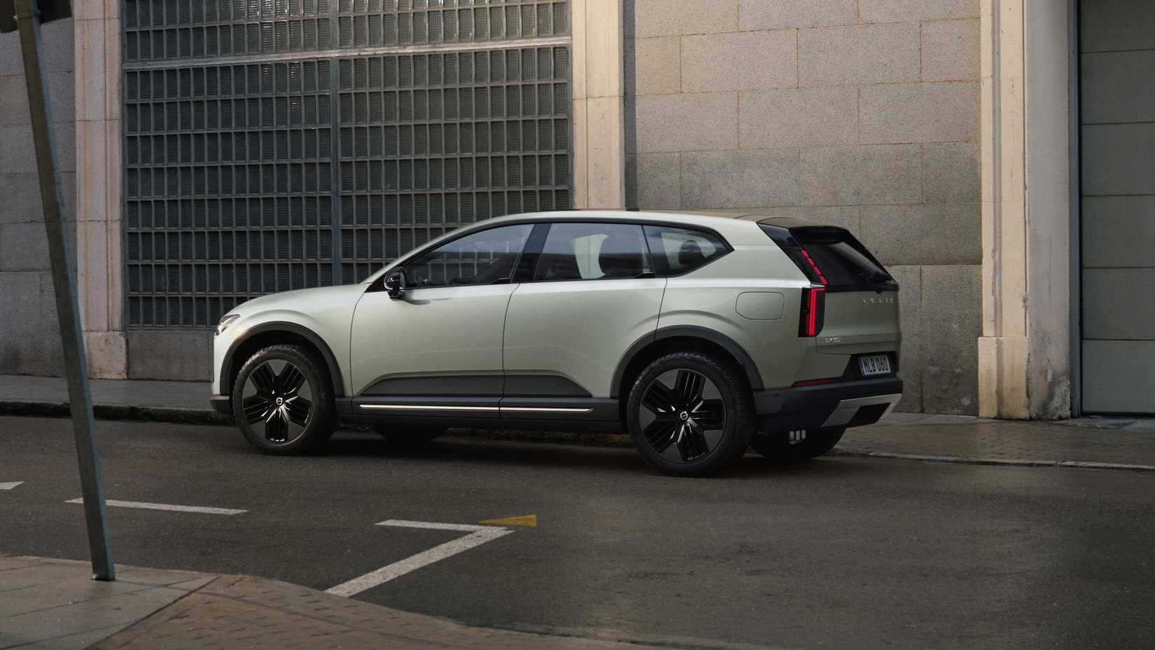 Volvo EX60 Debuts: Sedate Styling With 670 HP, 400-Mile Range
