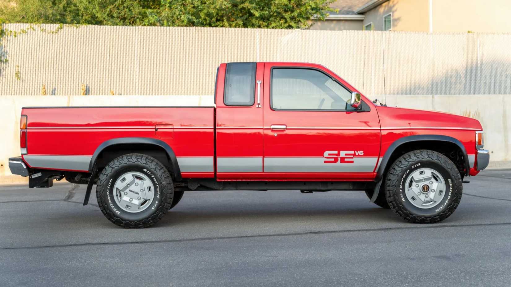 1993_nissan_hardbody_pickup_side