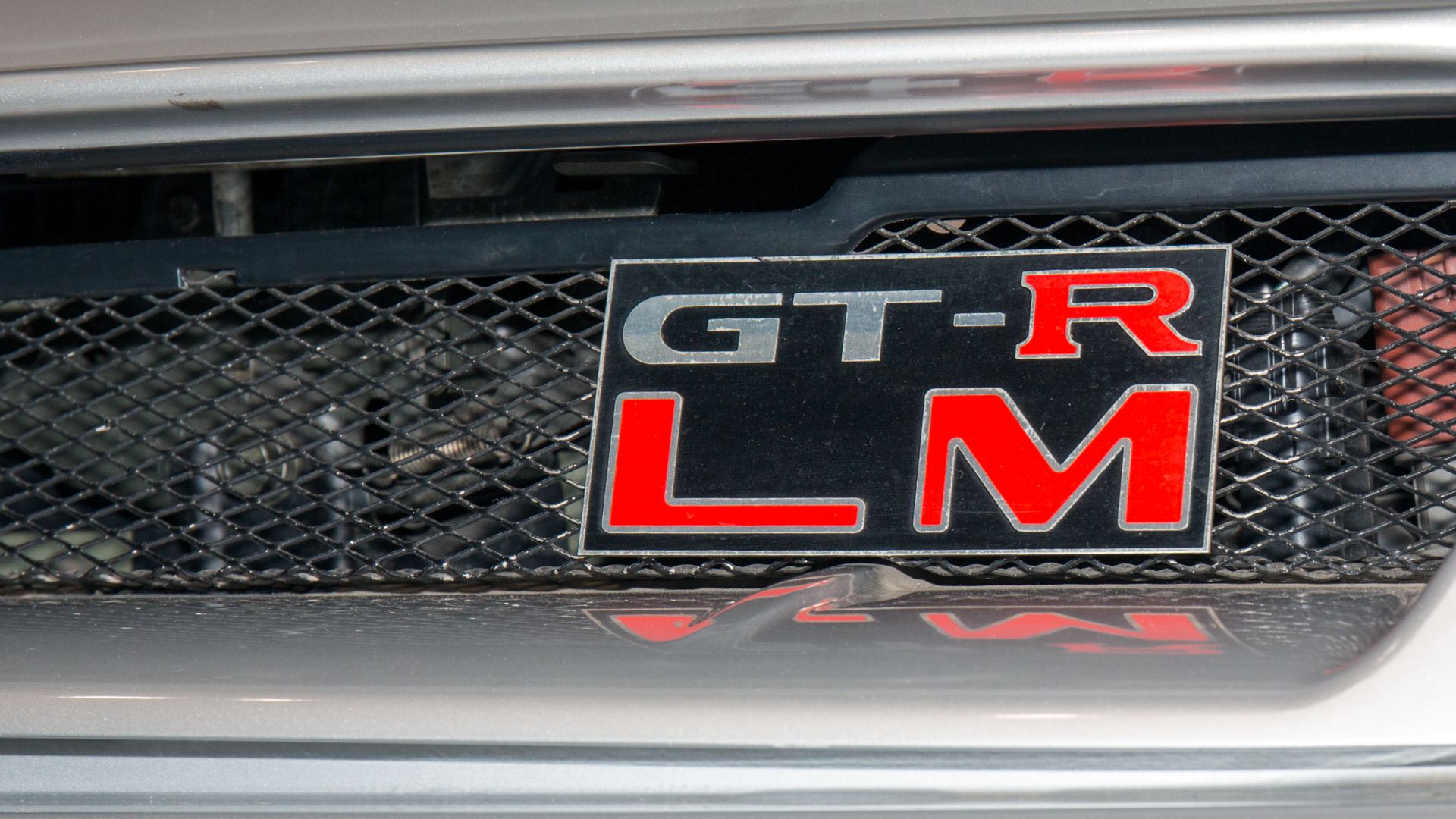닛산의 R33 GT-R LM은 실제 레이싱 혈통을 가진 보기 드문 희귀 모델이다.