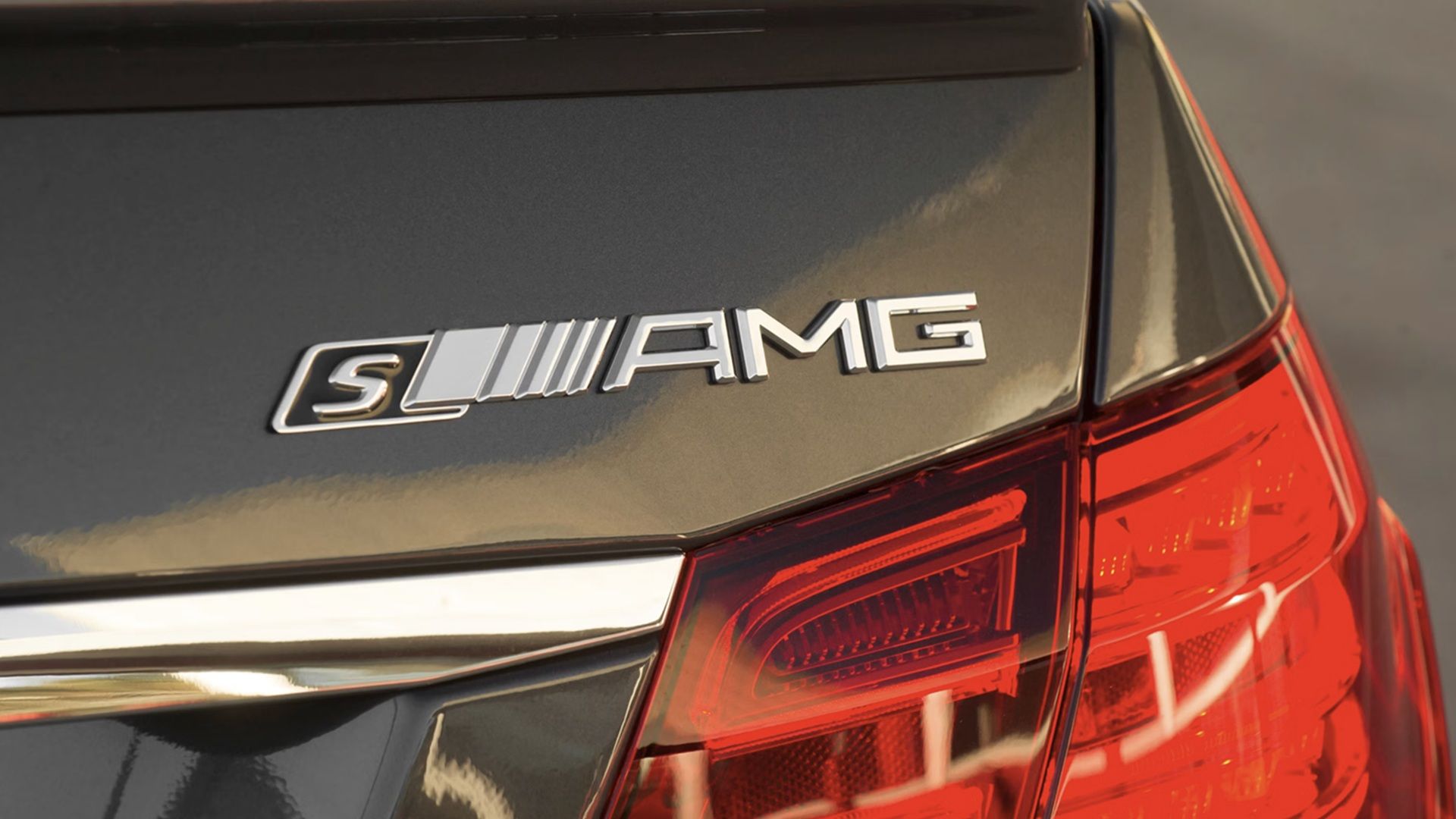 2016년 메르세데스-AMG E63 S가 신형 머스탱 GT보다 빠르고 더 재미있다.