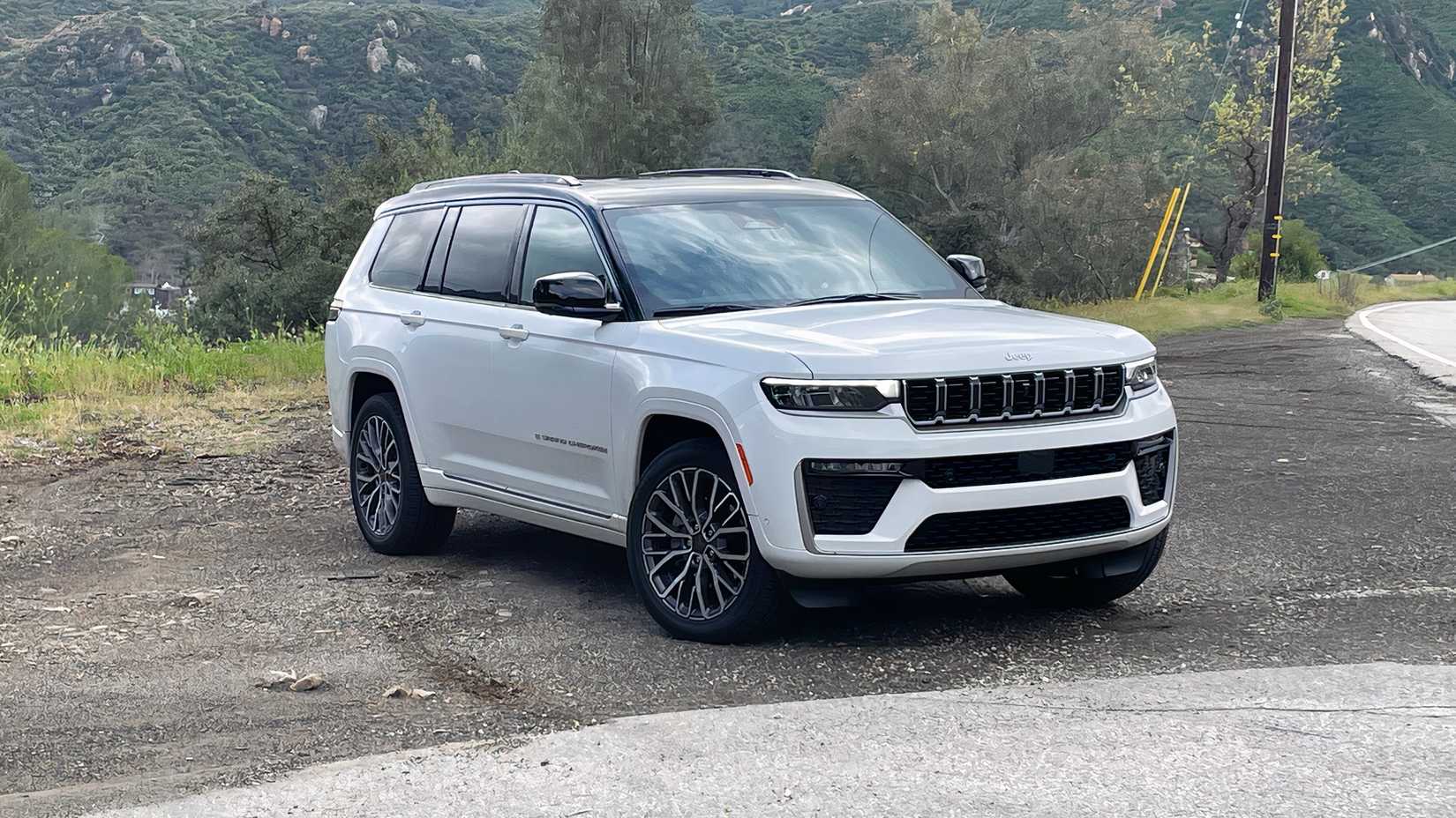 2026 Jeep Grand Cherokee L Summit luxury family SUV exterior view