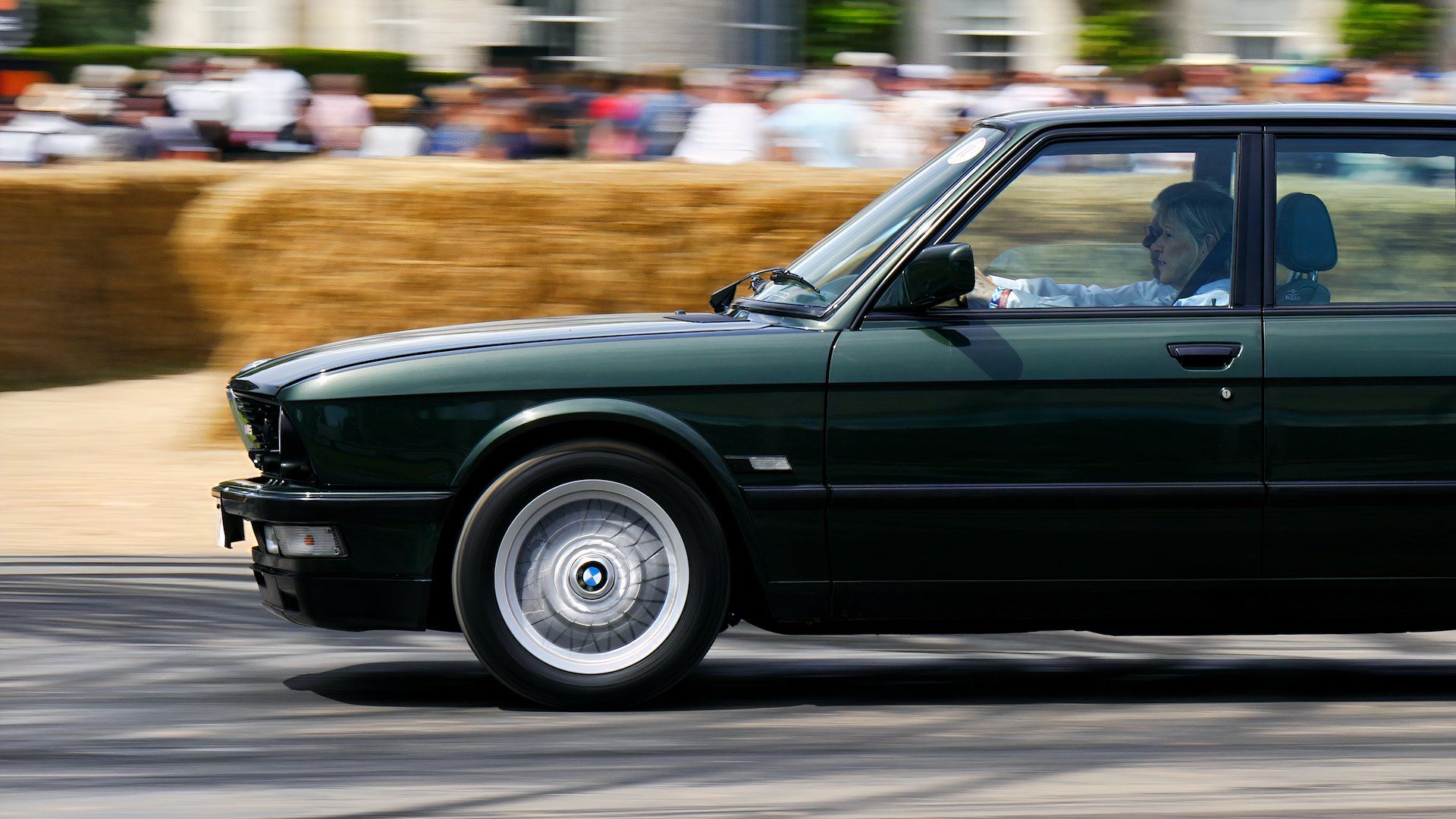 BMW M5: 1980년대 5시리즈의 슈퍼카 심장 박동