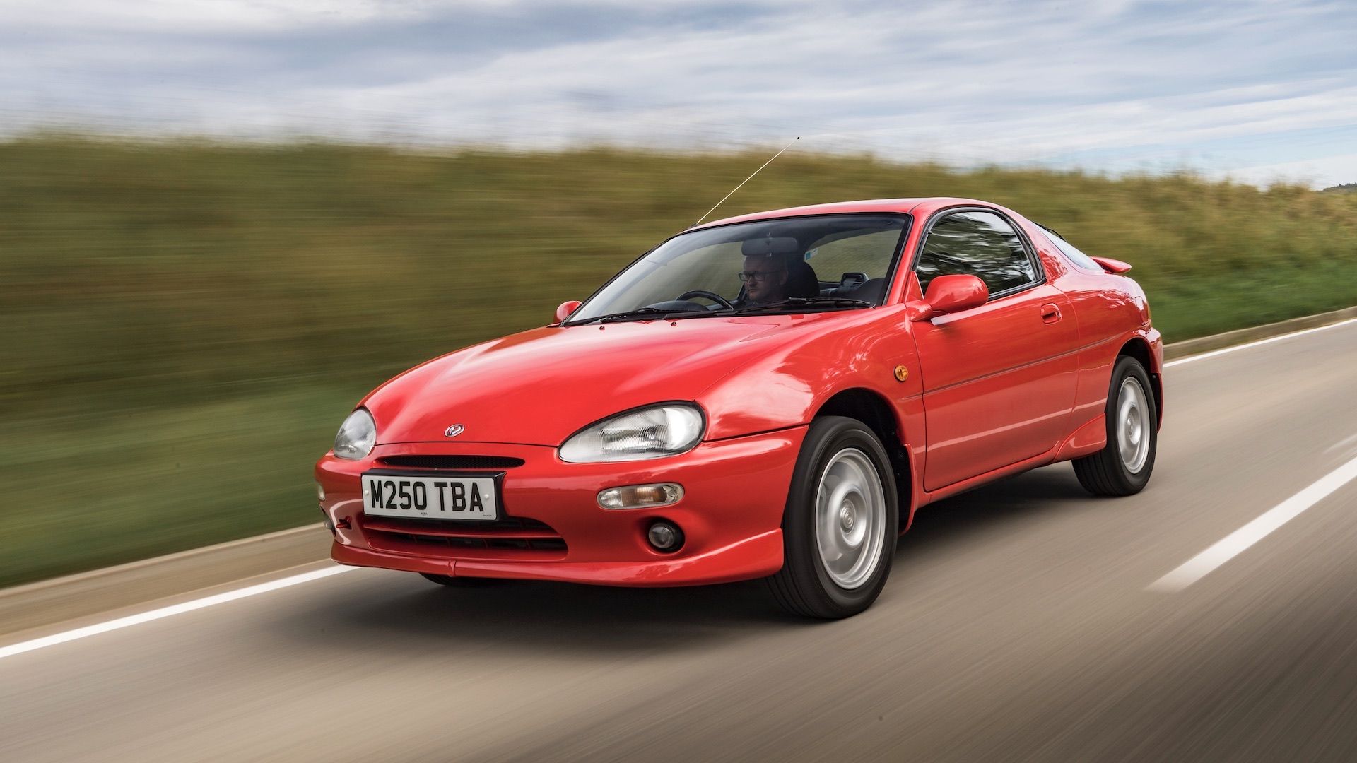 Mazda stworzyła kompaktowe coupé z miniaturowym silnikiem V6, by obejść japońskie podatki