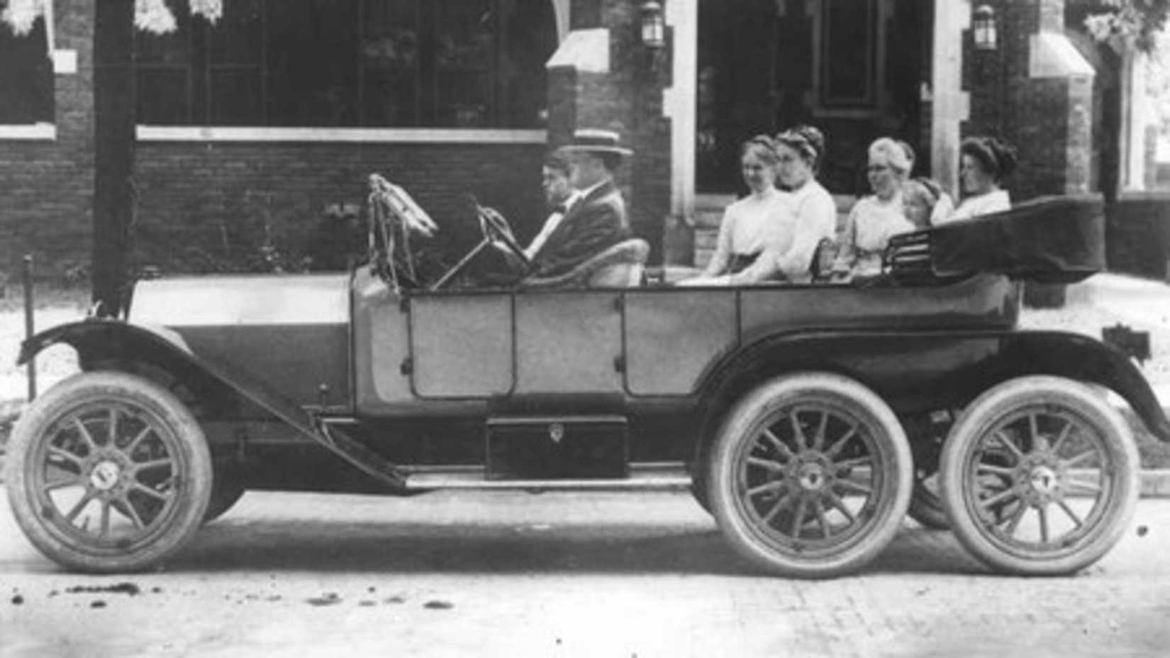 One Entrepreneur Experimented With Eight-Wheeled Cars Over 100 Years Ago