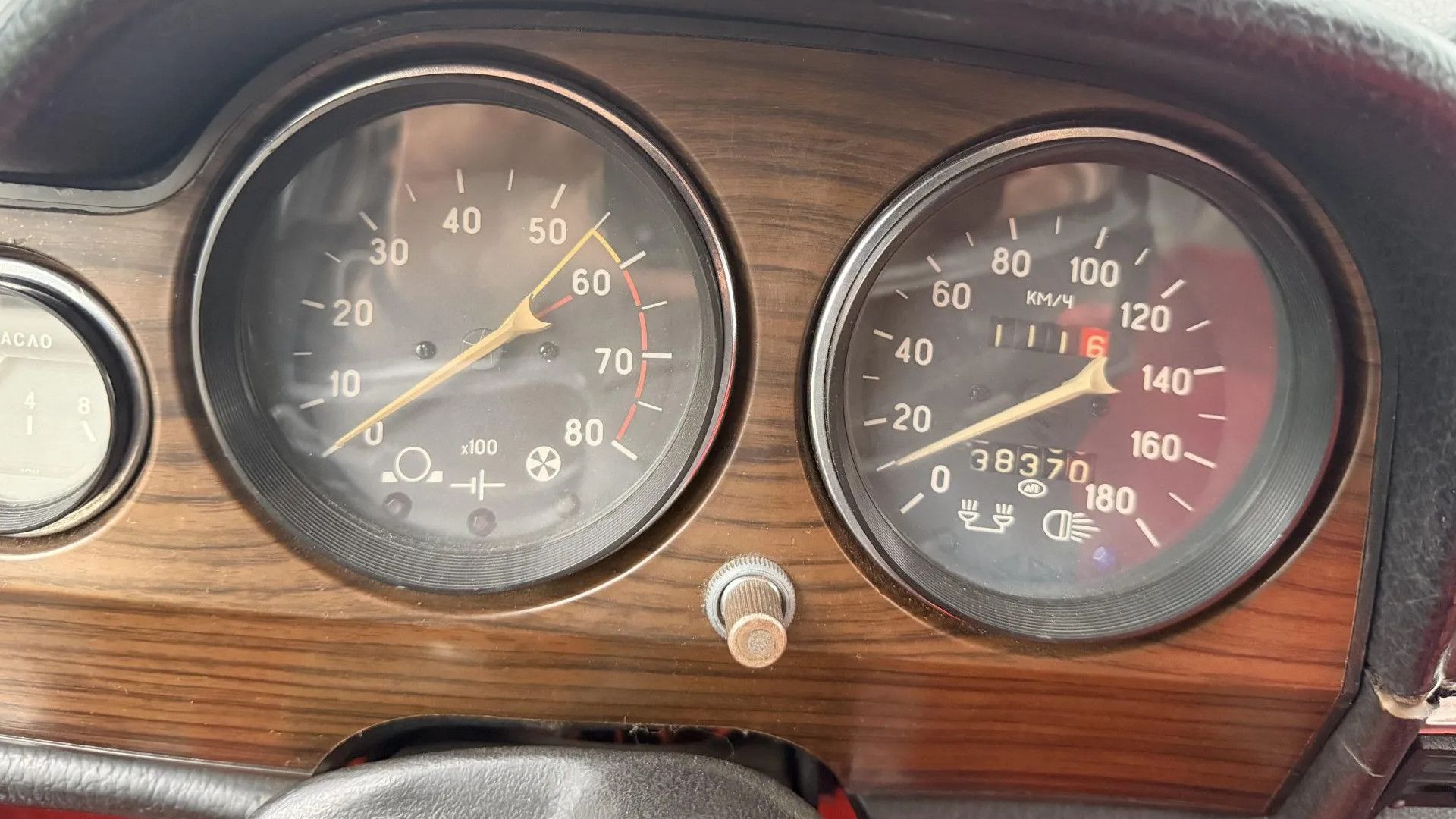 カウンター Lada VAZ-2106 Engine: Soviet Car's 50-Year Legacy
