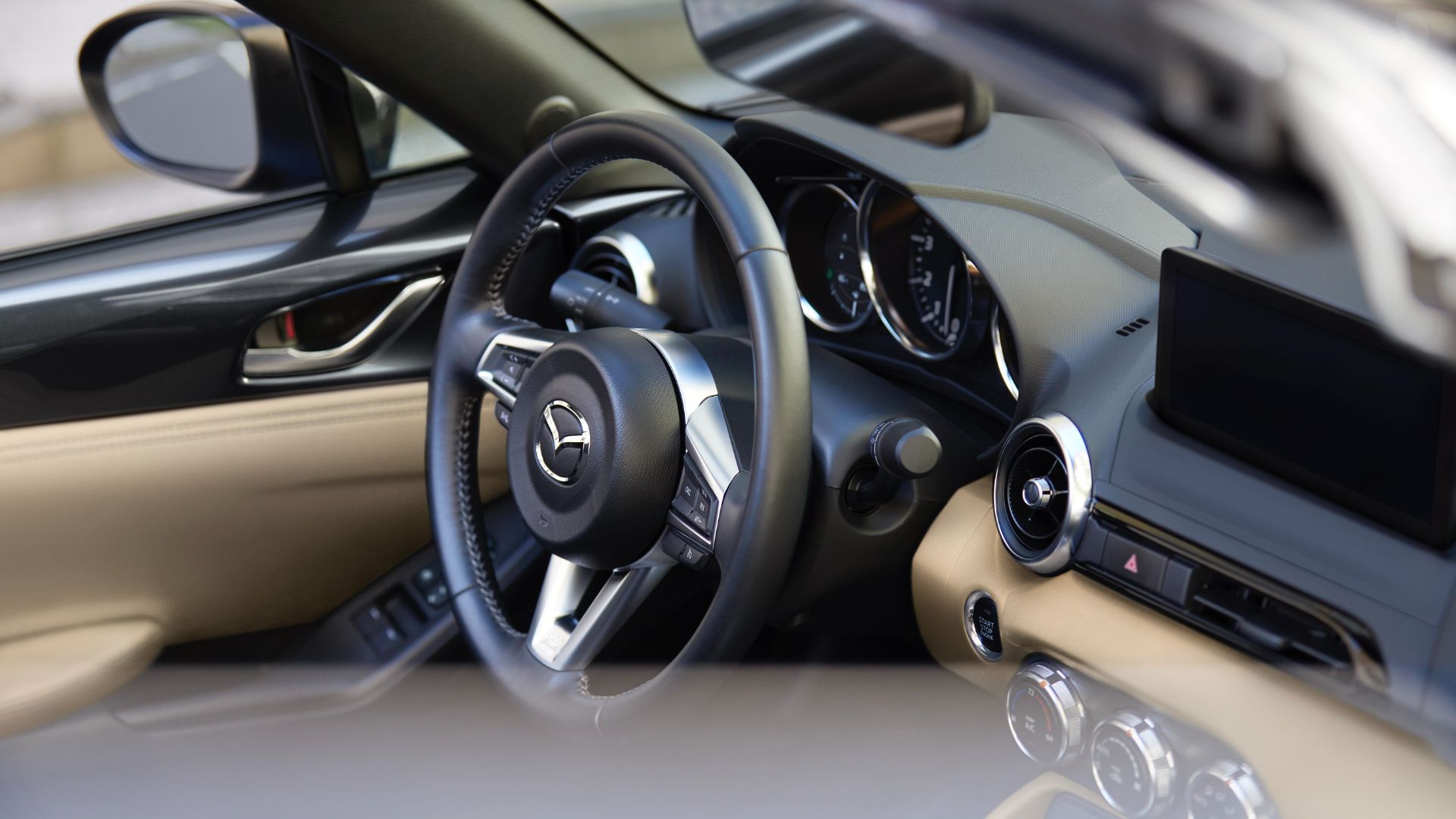 Mazda projektuje cyfrowe zegary, które eliminują problem zasłaniania informacji