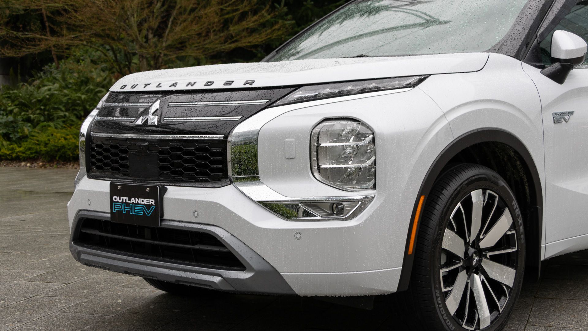 2026 닛산 로그 PHEV vs. 2026 미쓰비시 아웃랜더 PHEV: 3열 SUV 비교