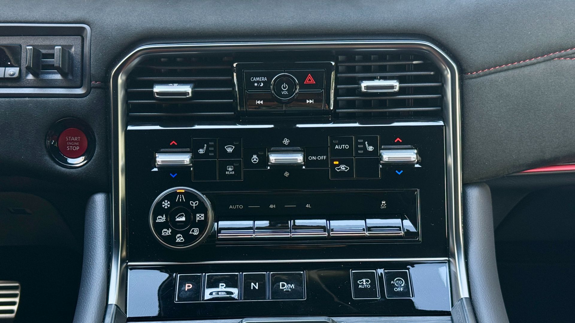 Nissan wypowiada wojnę wykończeniu typu piano black