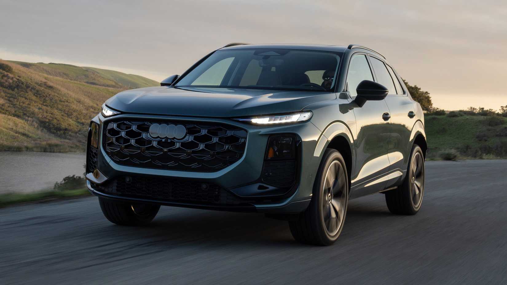 2026 Audi Q3 من الأمام والجانب يظهر التصميم الخارجي المحدث