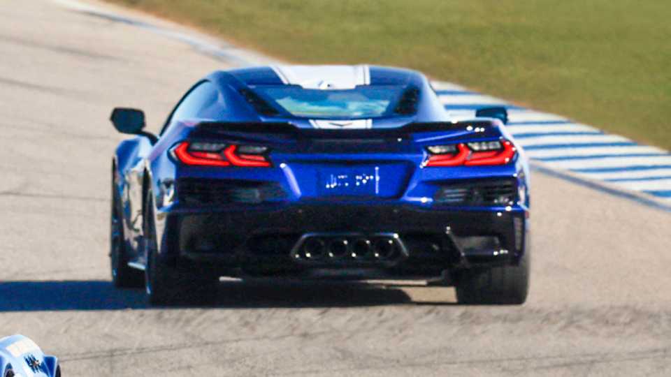2027 Chevrolet Corvette Grand Sport Pricing, Photos & Specs