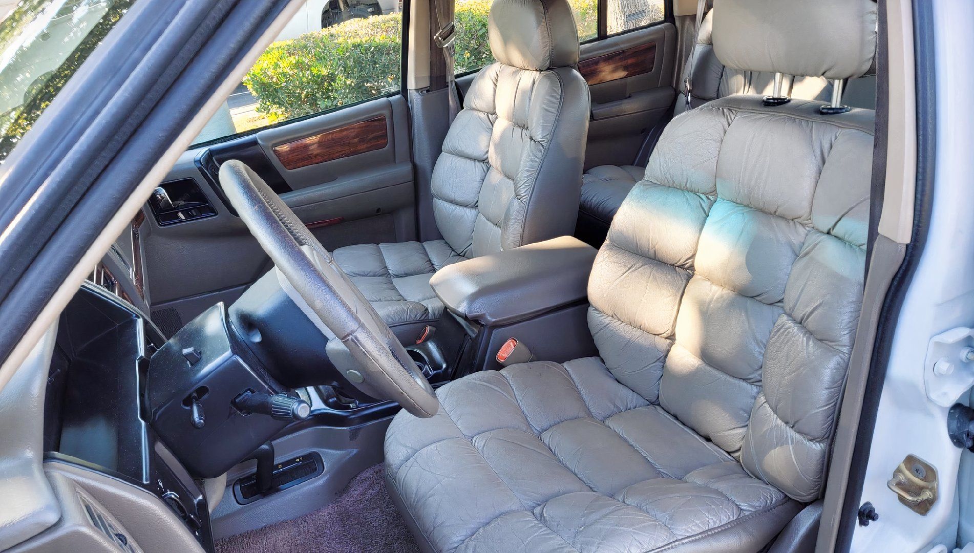 Jeep's Flagship SUV From The '90s Had The Most Amazing Interior And Costs Less Than $10k Today