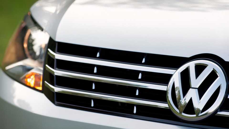 2012 Volkswagen Passat Pricing, Photos & Specs