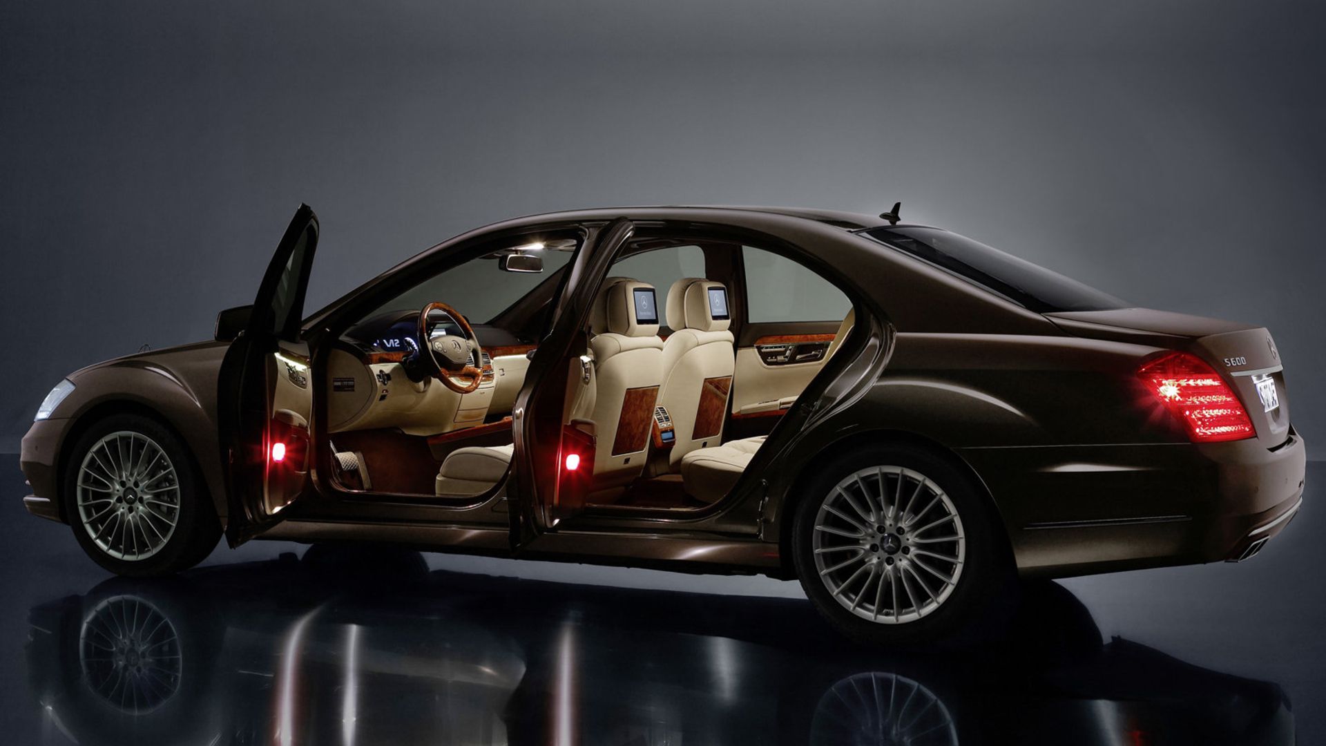 2013 메르세데스-벤츠 S 600 vs 2026 닛산 알티마: 알티마 가격으로 누리는 럭셔리